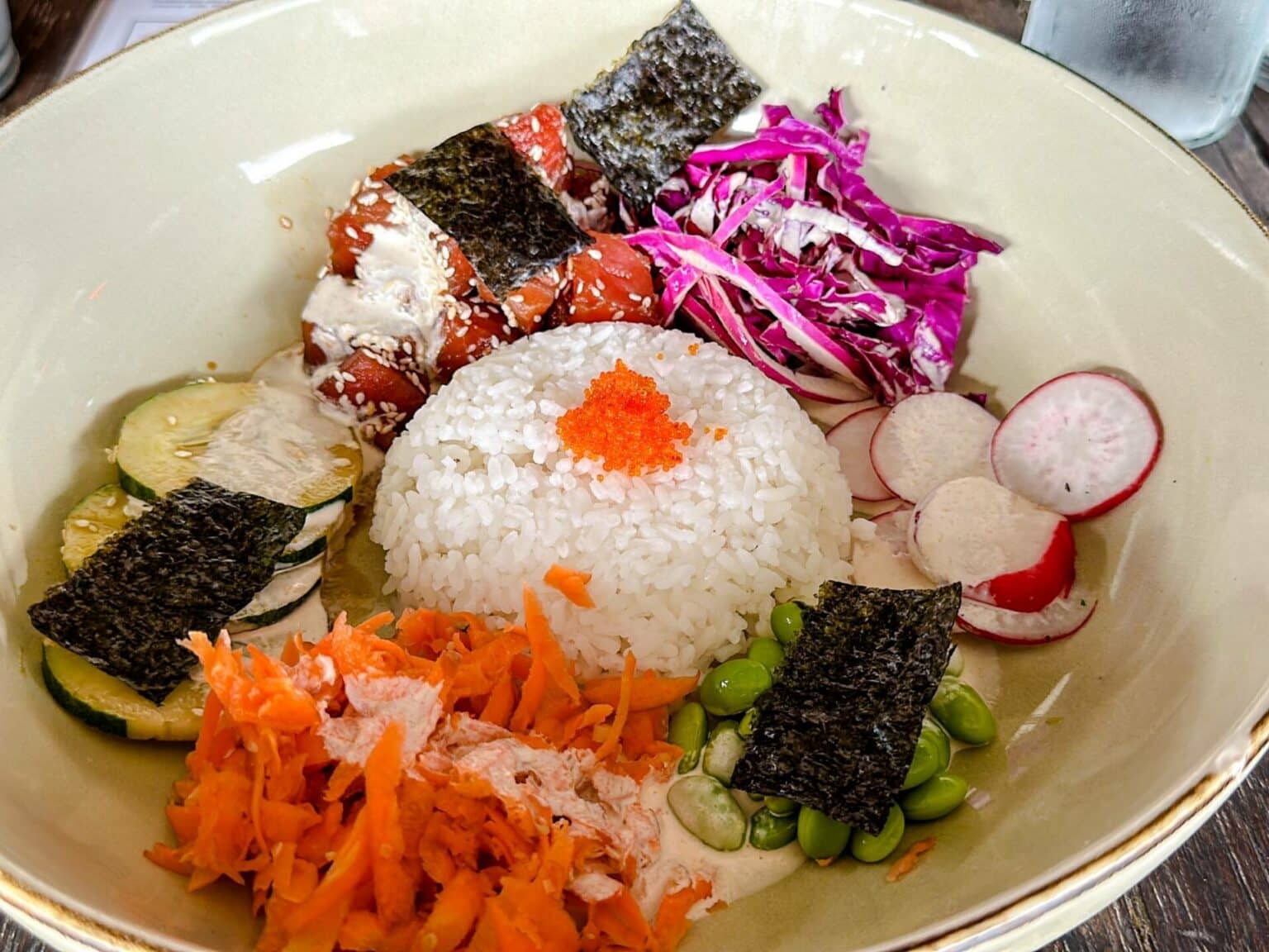 Indonesische Bowl mit Reise, Gemüse und Fisch in einem Warung auf Lombok.