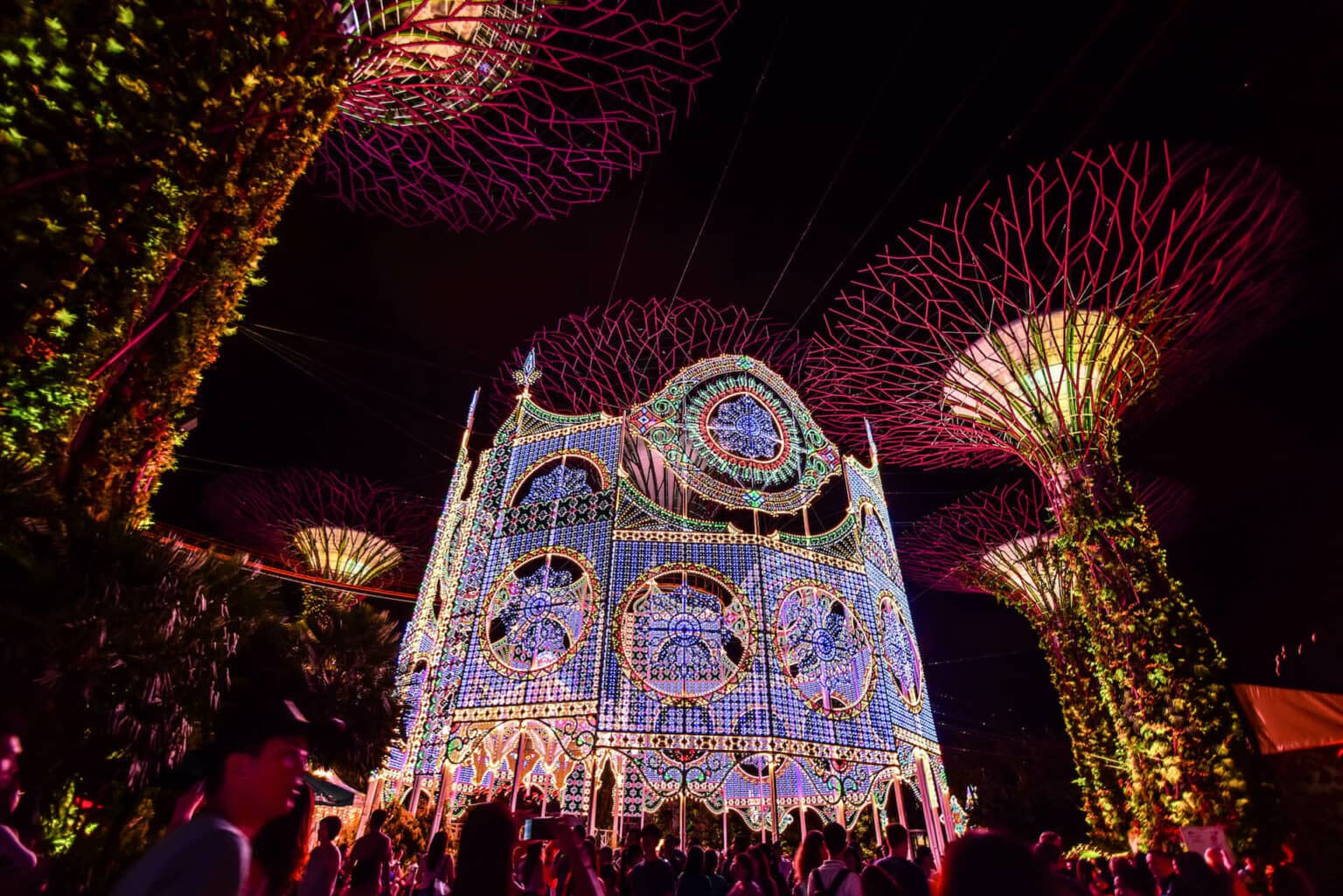 Das Christmas Wonderland im Gardens by the bay ist ein buntes Spektakel, was man nicht verpassen sollte.