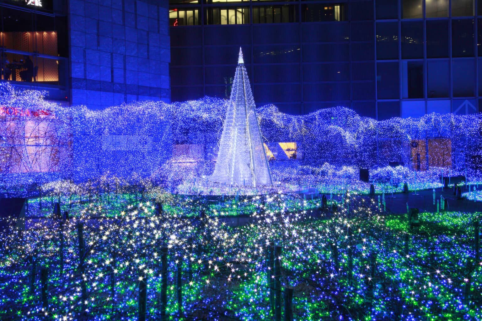 In Tokio werden keine Kosten und Mühen gescheut, um das Winterwunderland so farbenfroh wie möglich zu gestalten.
