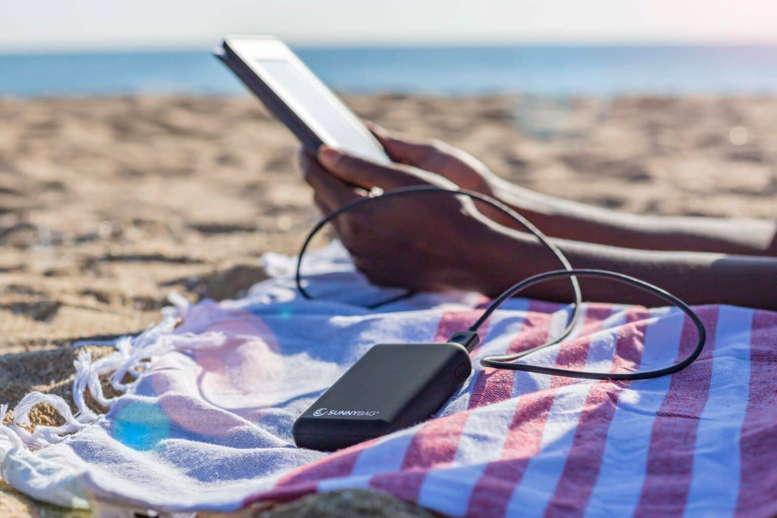 Ob Kindle, Kopfhörer oder Handy, mit einer Solar Power Bank hat man immer einen nachhaltigen Stromlieferanten im Gepäck.