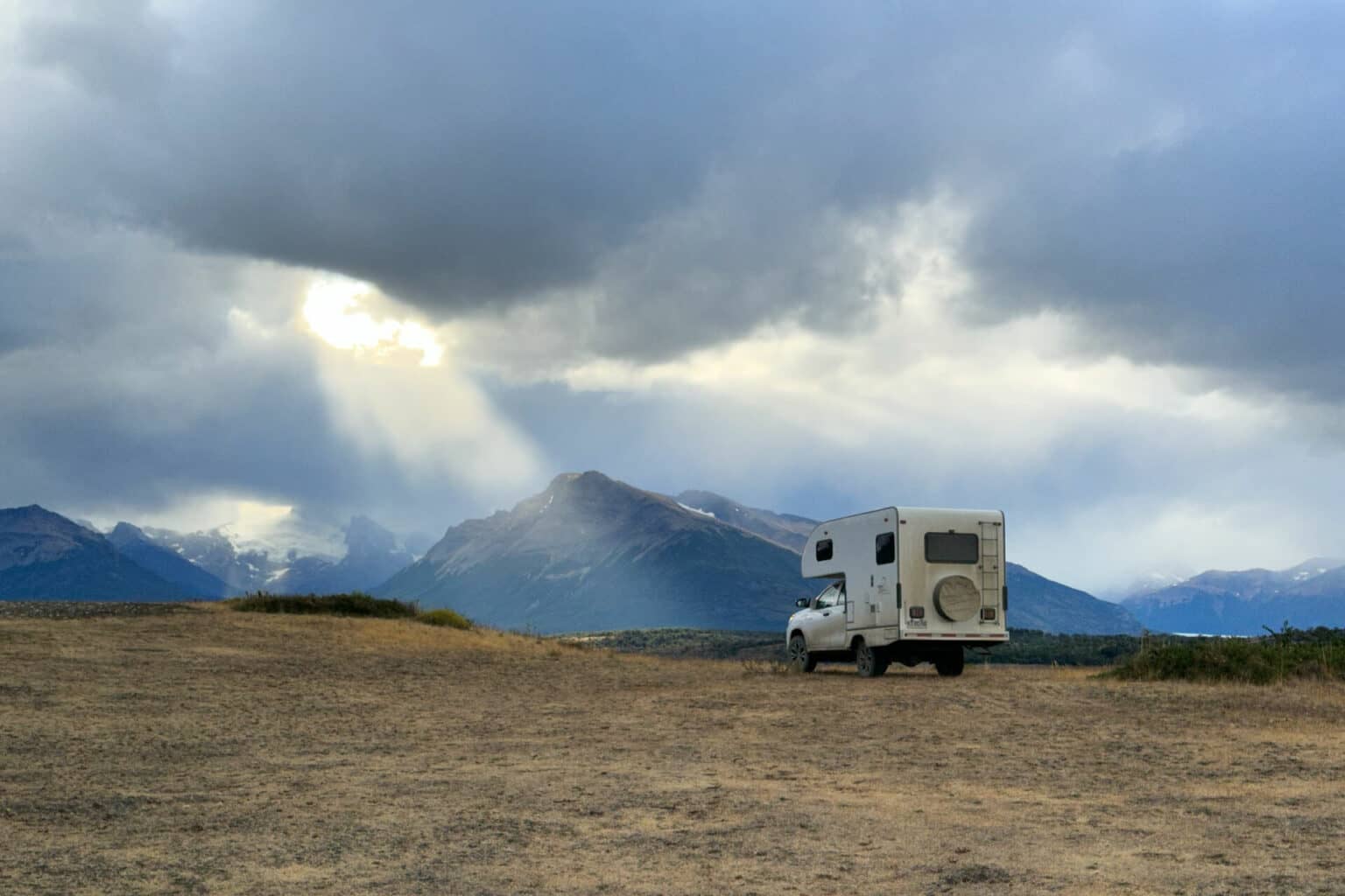 Mit dem Camper übernachtest du an den schönsten Plätzen. 