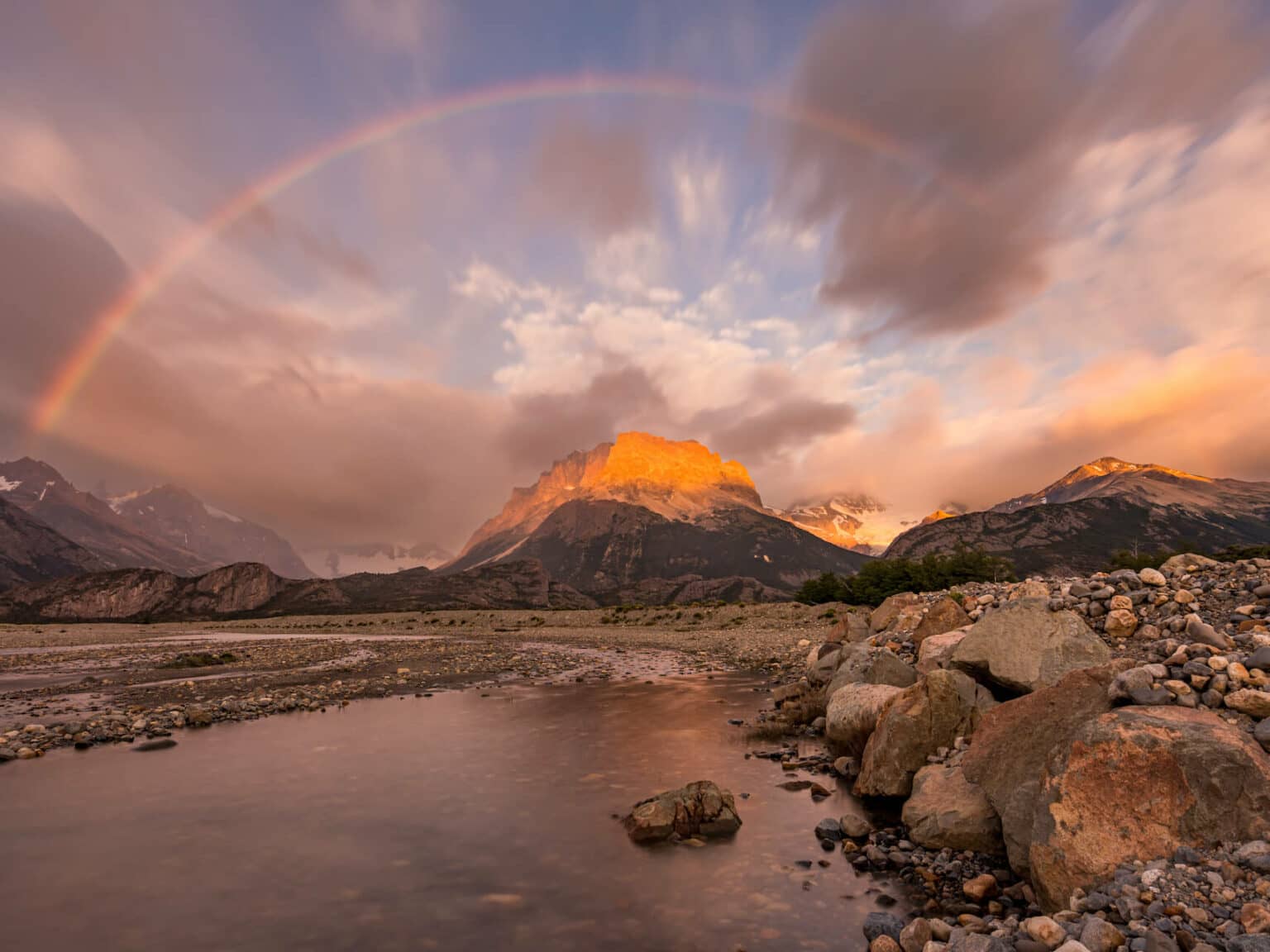 Ein Regenbogen über einem Berg bei El Chaltén.