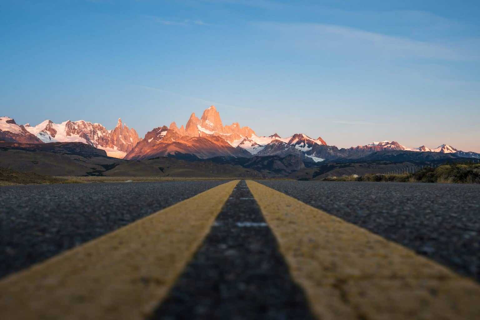 Die Straße nach El Chaltén – im Hintergrund ragt der Fitz Roy in den Himmel.