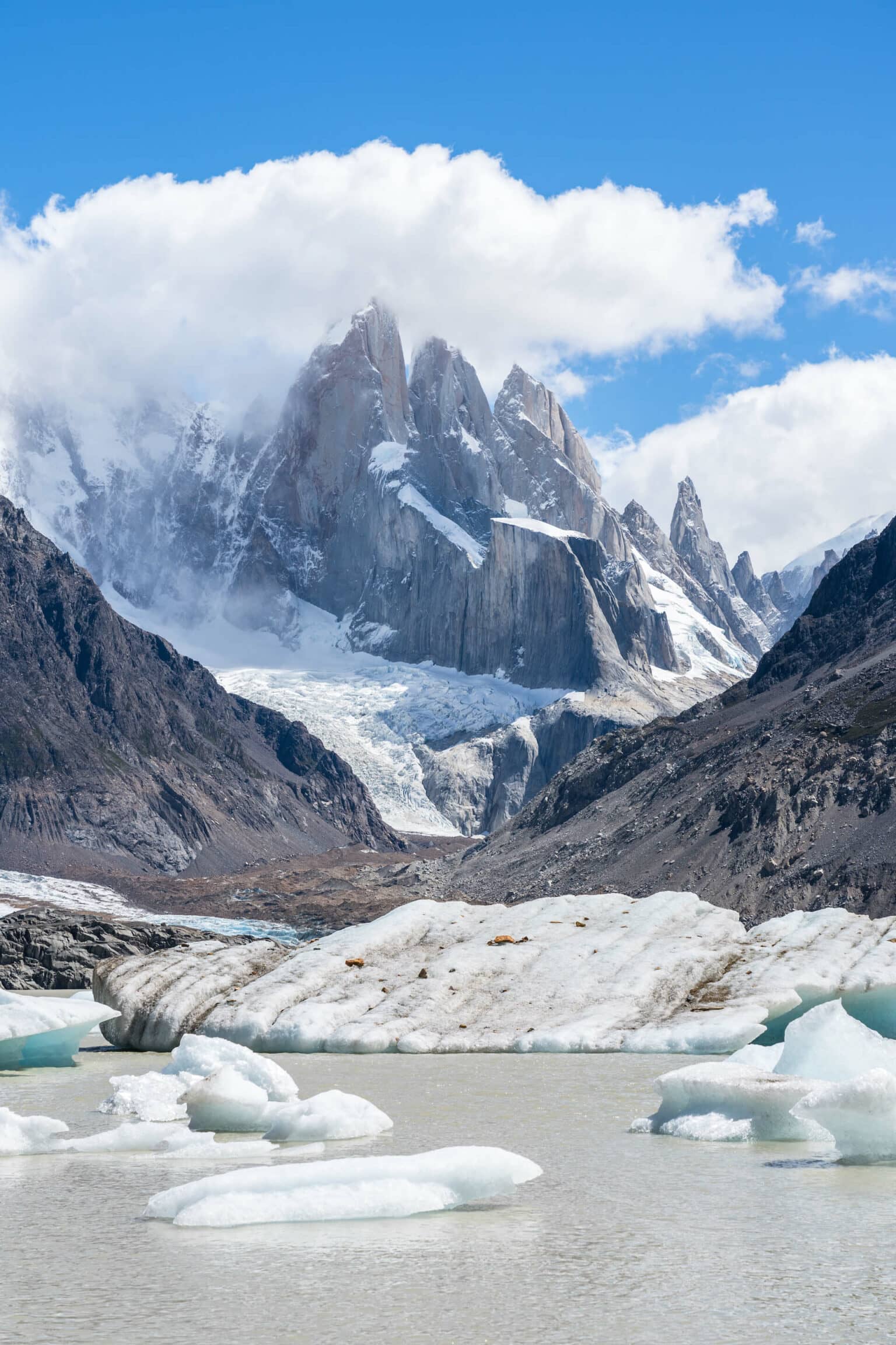 Auf der Laguna Torre schwimmen auch im Sommer riesige Eisbrocken. Dahinter ragt der Cerro Torre in den Himmel. 