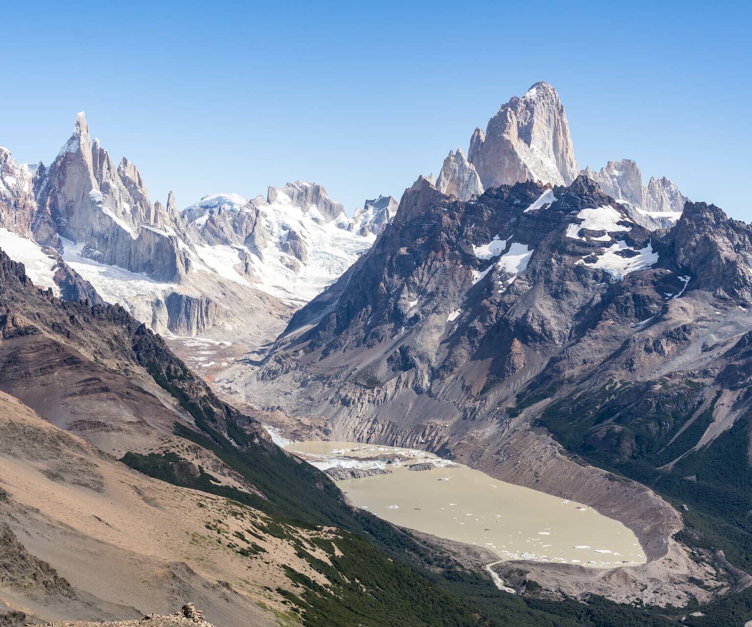 Der Blick vom Loma Del Pliegue Tumbado auf die Laguna Torre und den Cerro Torre.