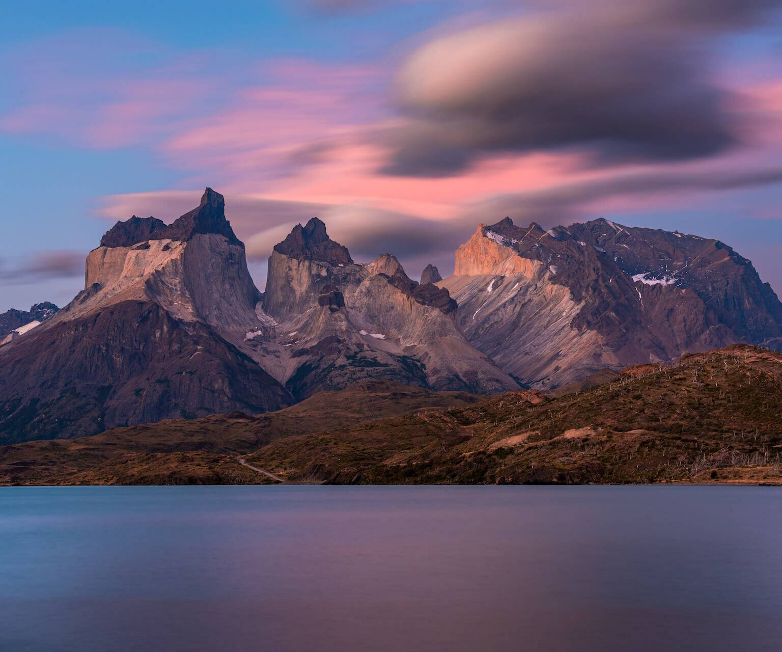 Der Blick über den Lago Pehoé im Torres del Paine Nationalpark mit dem Bergen.