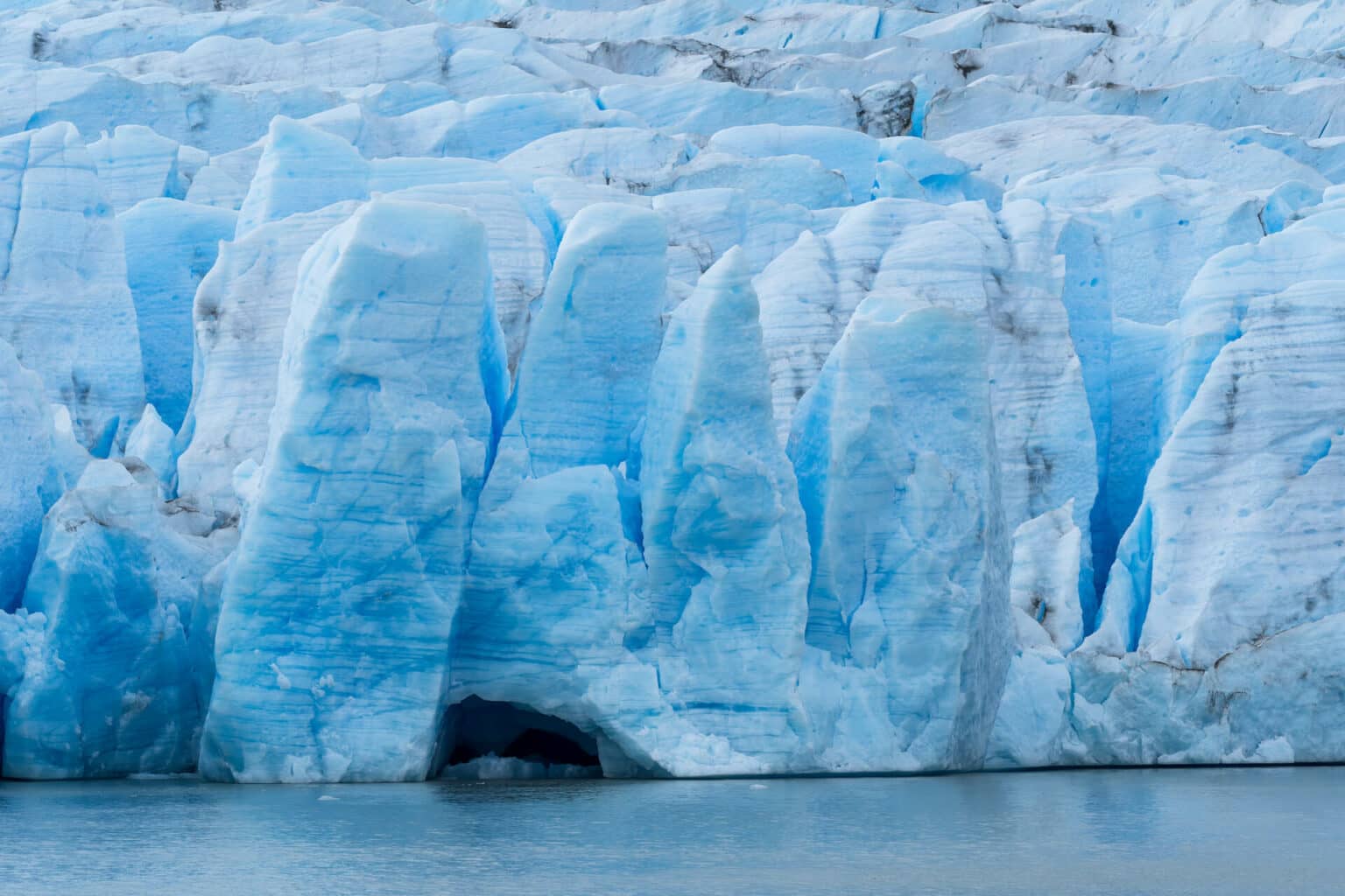 Das blaue Eis des Grey-Gletschers, gesehen vom Boot aus. 