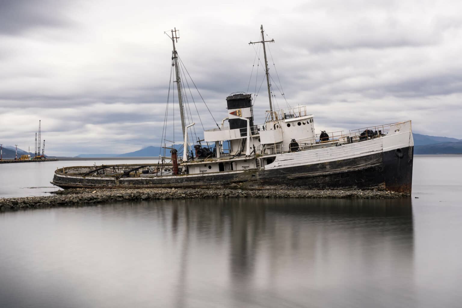 Vor Ushuaia liegt dieses alte Wrack – für den Süden von Patagonien ist das ganz normal. 