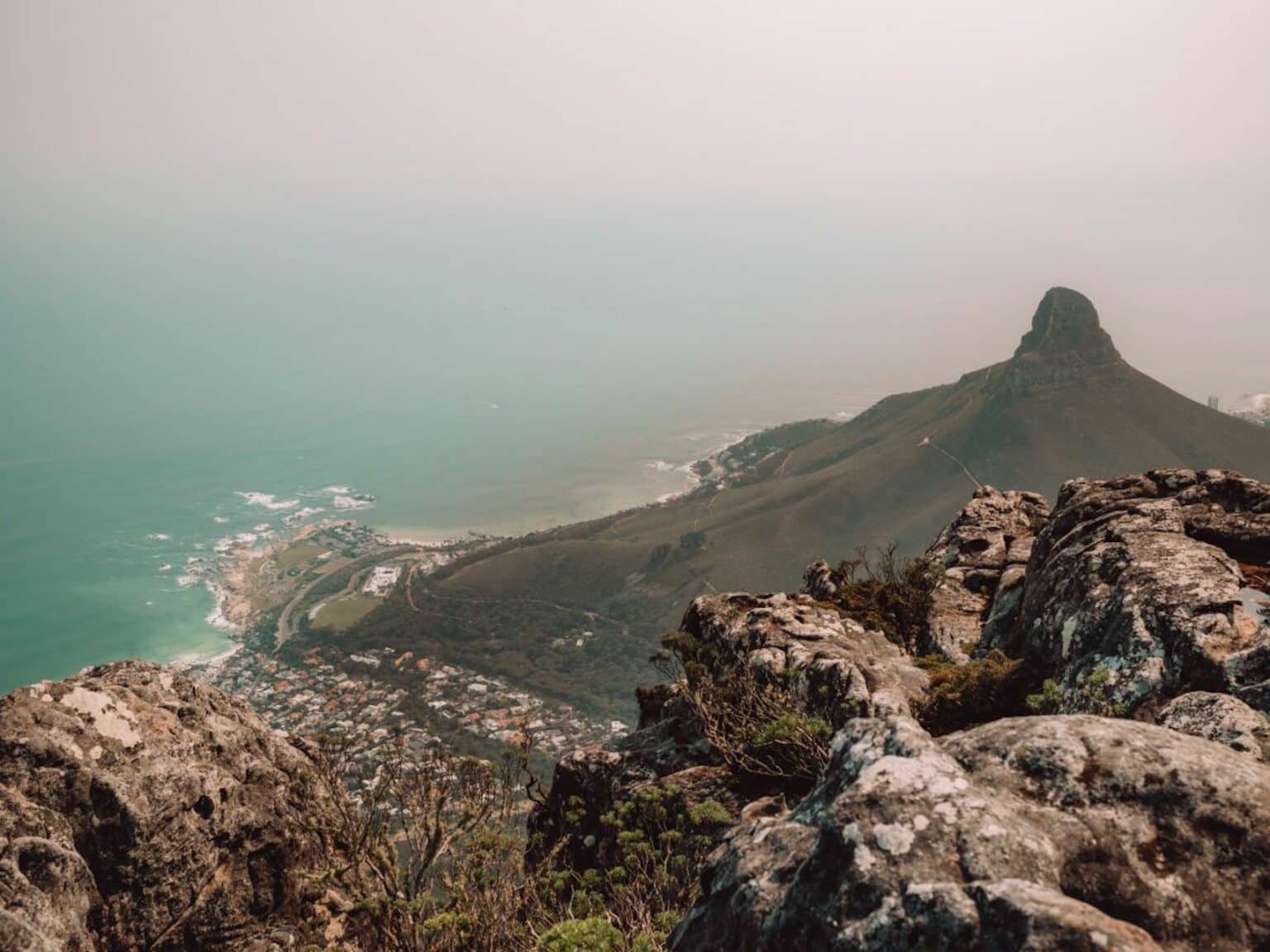 Aussicht auf den Lion's Head und das umliegende Meer.
