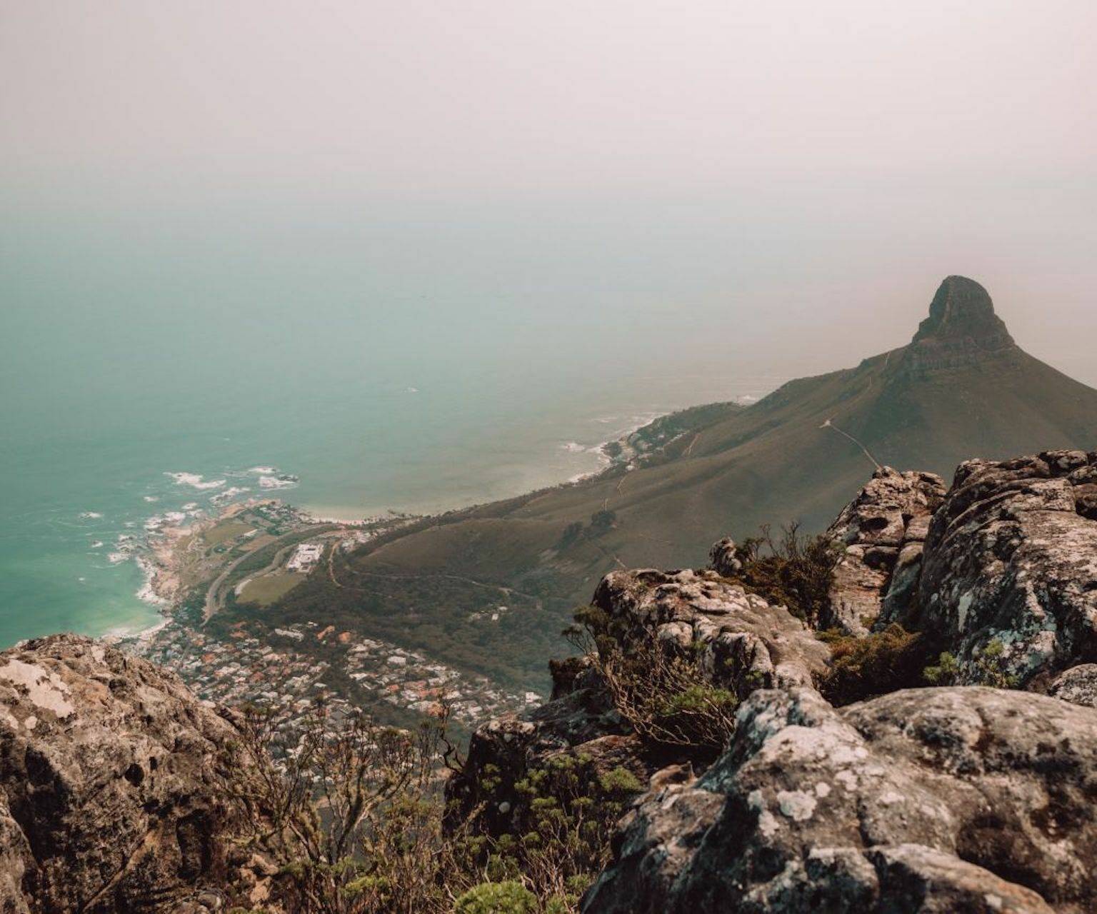 Aussicht auf den Lion's Head und das umliegende Meer.