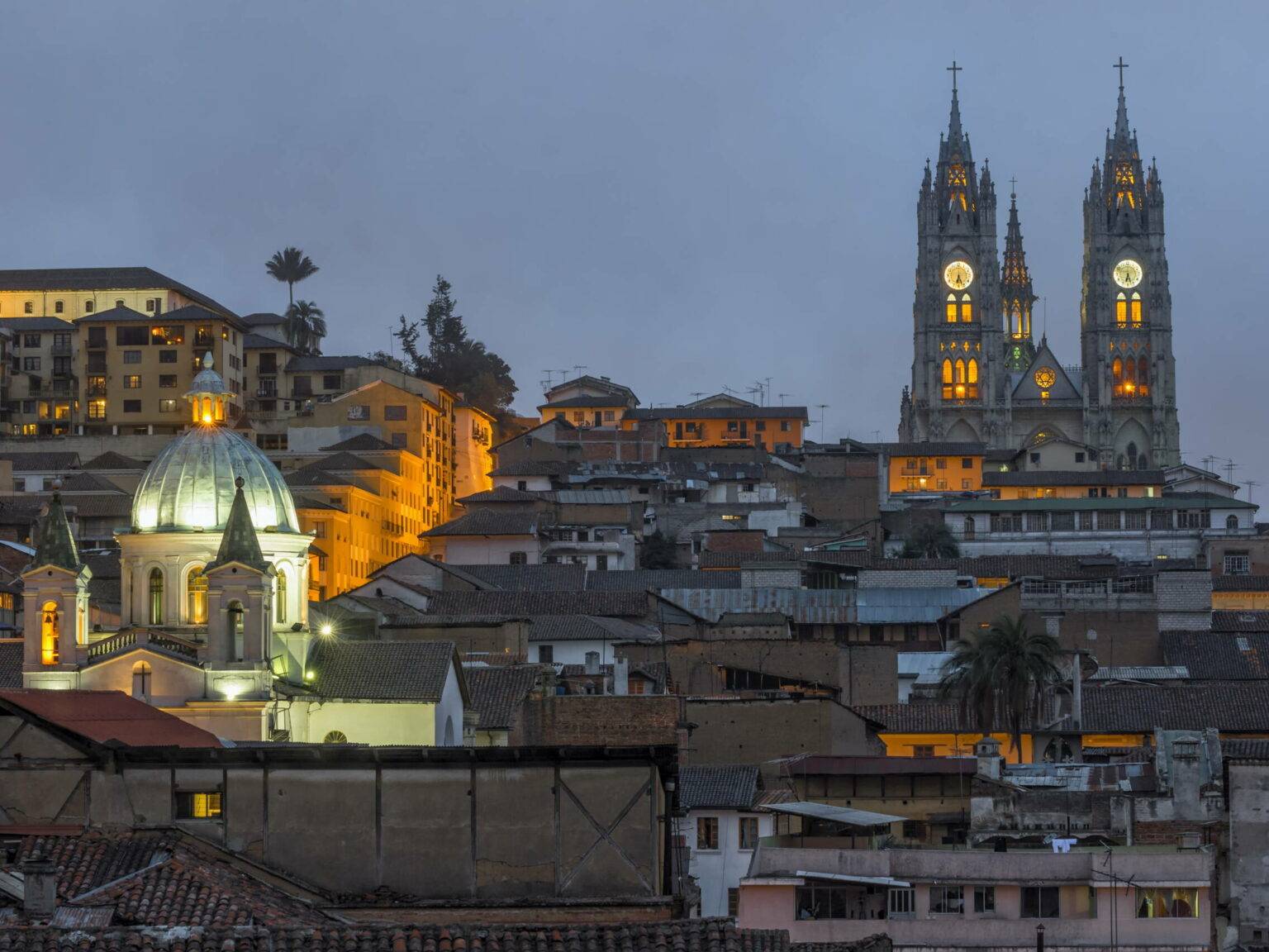 Die Altstadt Quitos bei Nacht mit den Zwillingstürmen der Basílica del Voto Nacional.