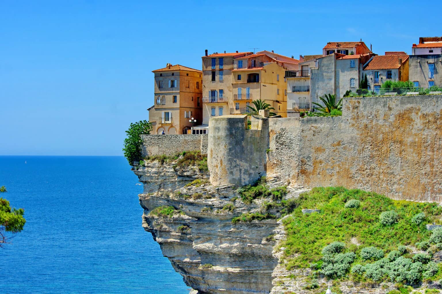 Direkt an der Klippe gebaut, bieten die Häuser in Bonifacio einen besonderen Ausblick. 