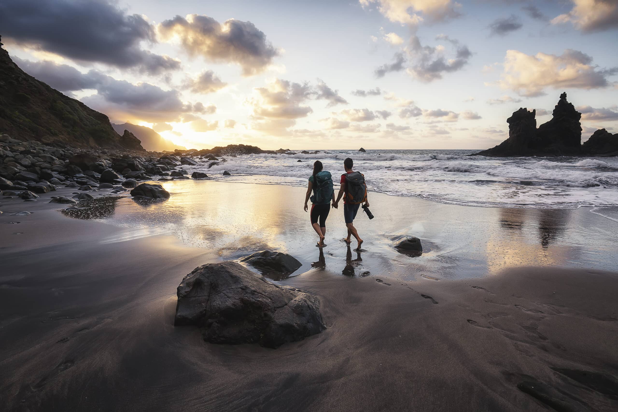 Die Reiseblogger Biggi und Flo von den Phototravellers gehen am Strand spazieren.