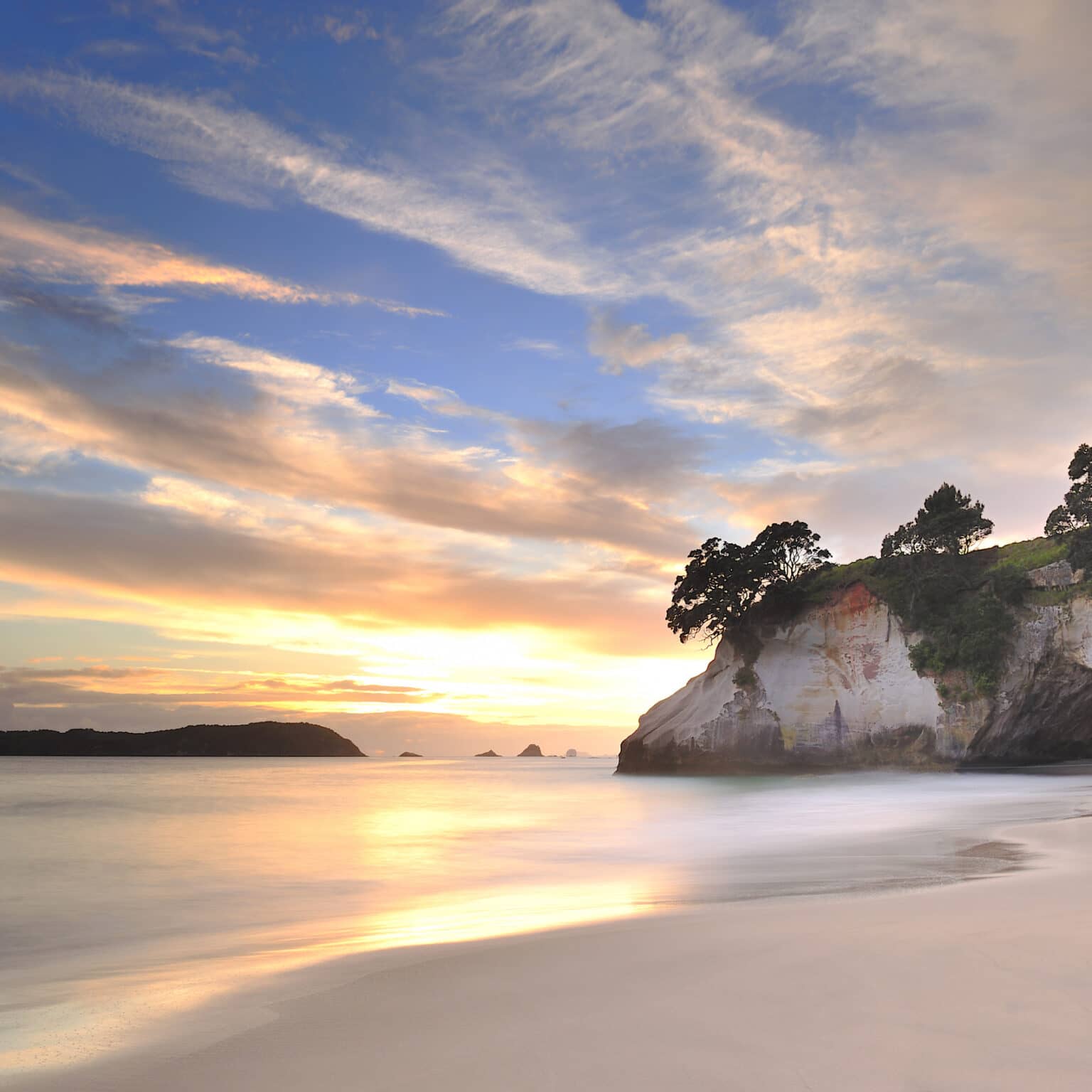 Die Küste von Cathedral Cove bei Sonnenuntergang.
