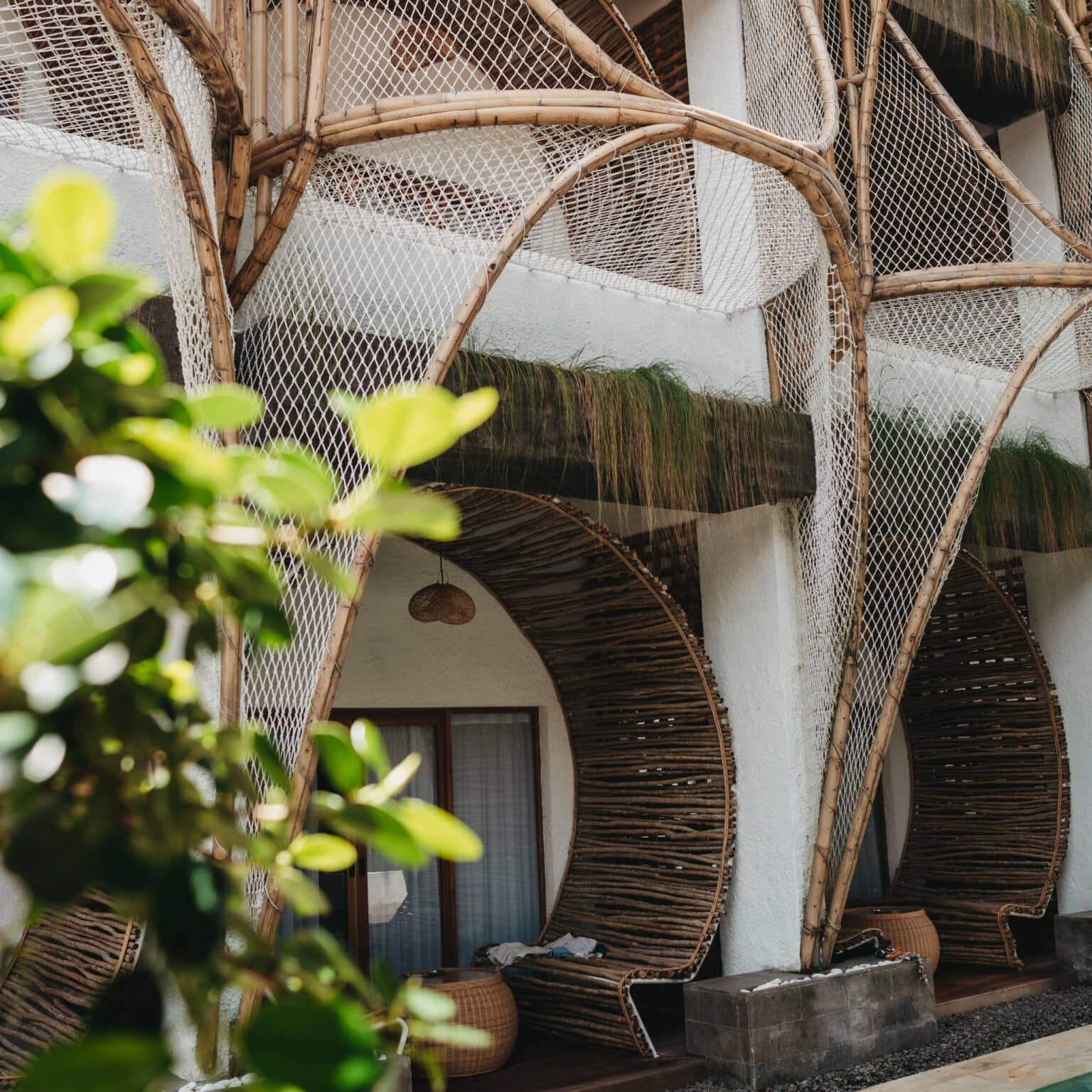 Die Hotelzimmer des Clan Living in Ubud von außen, vor den Zimmern befindet sich ein Pool.