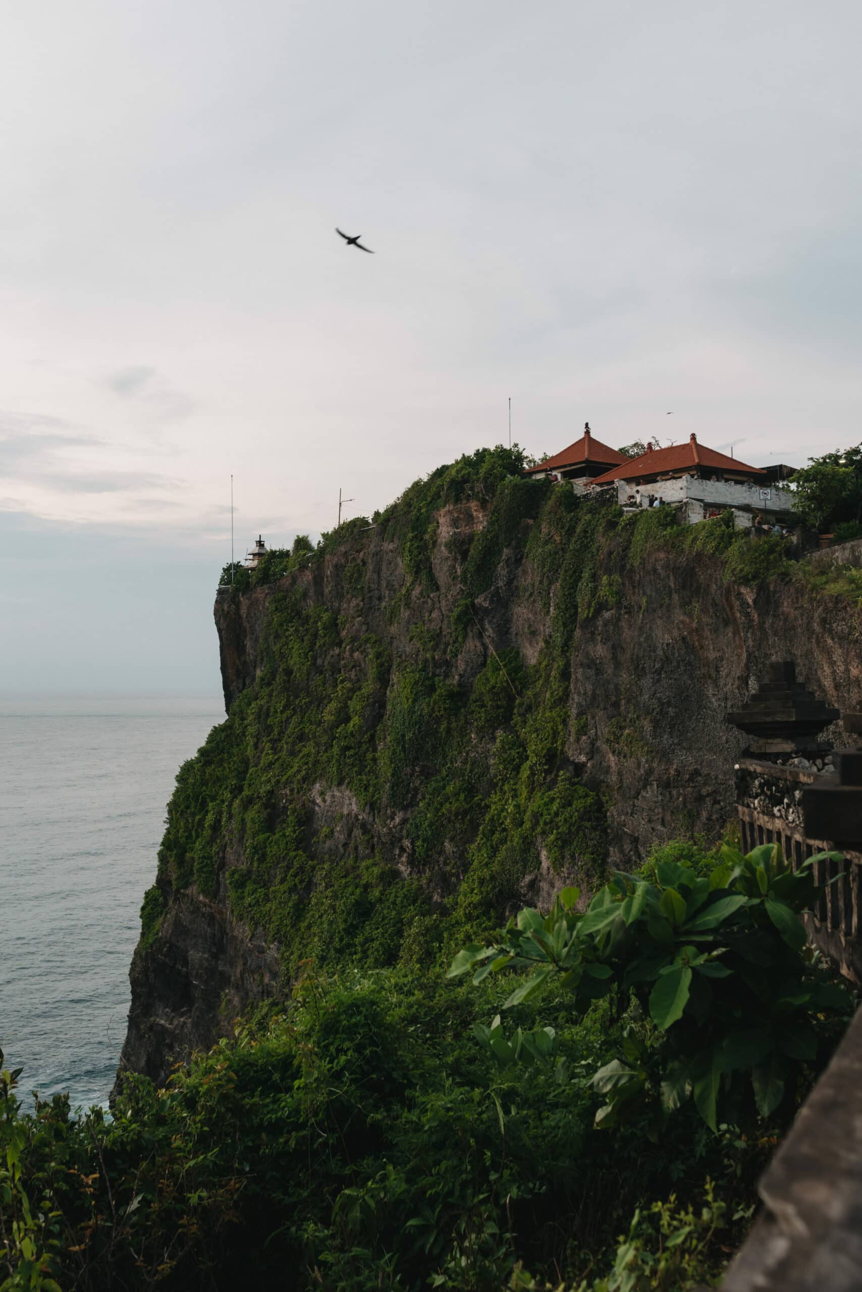 Der Tempel Luhur Uluwatu bei Uluwatu in Bali befindet sich auf einem Fels über dem Meer.