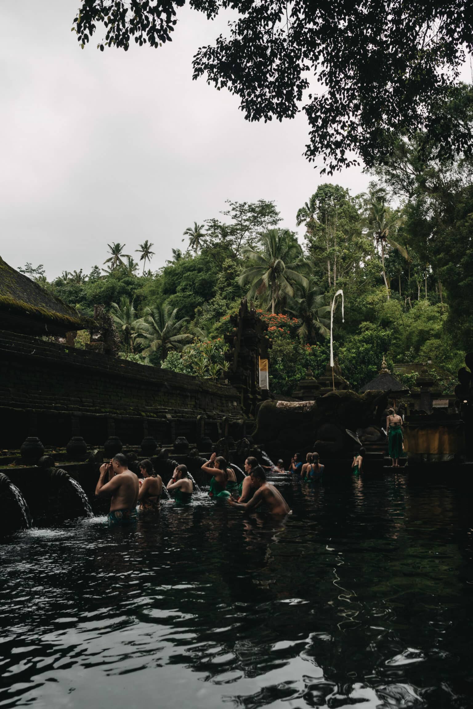 Eine Reinigungszeremonie im Tirta Empul Tempel.