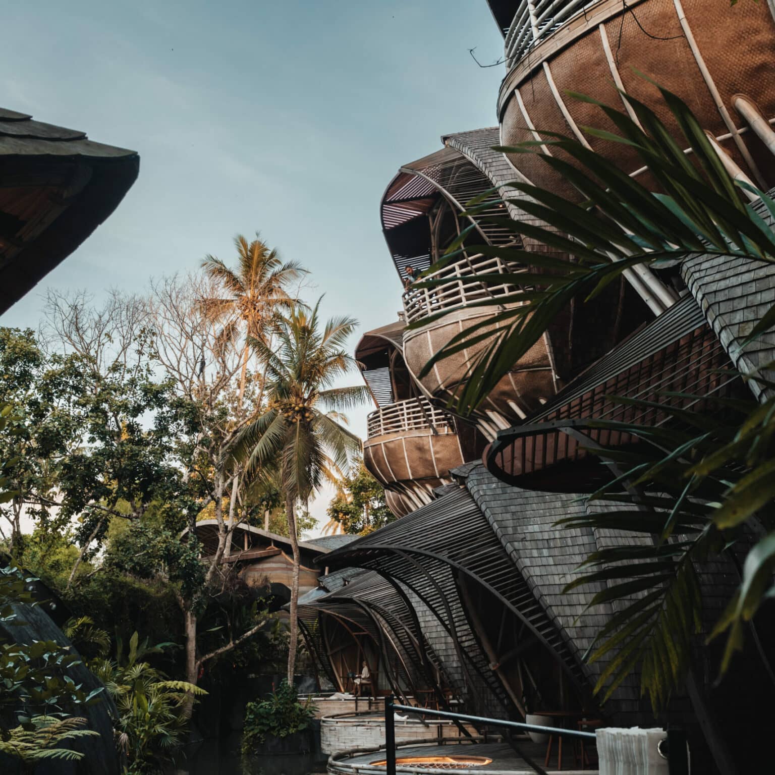 Die Hotelanlage des Ulaman Bali besteht aus vielen Bungalows und ist von Palmen geziert.