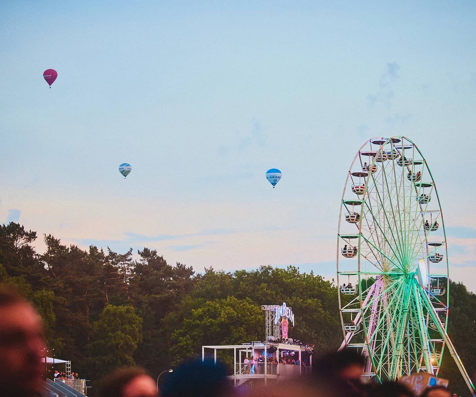 Ein bunten Riesenrad auf dem Hurricane Festival.