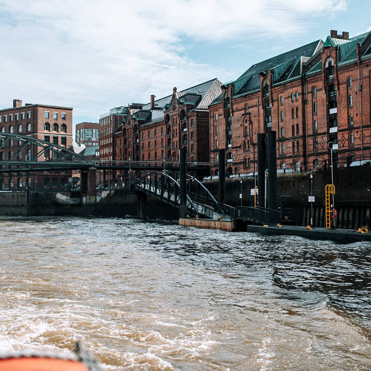 Hafenrundfahrt in der Hamburger Speicherstadt mit Blick auf alte Gebäude.
