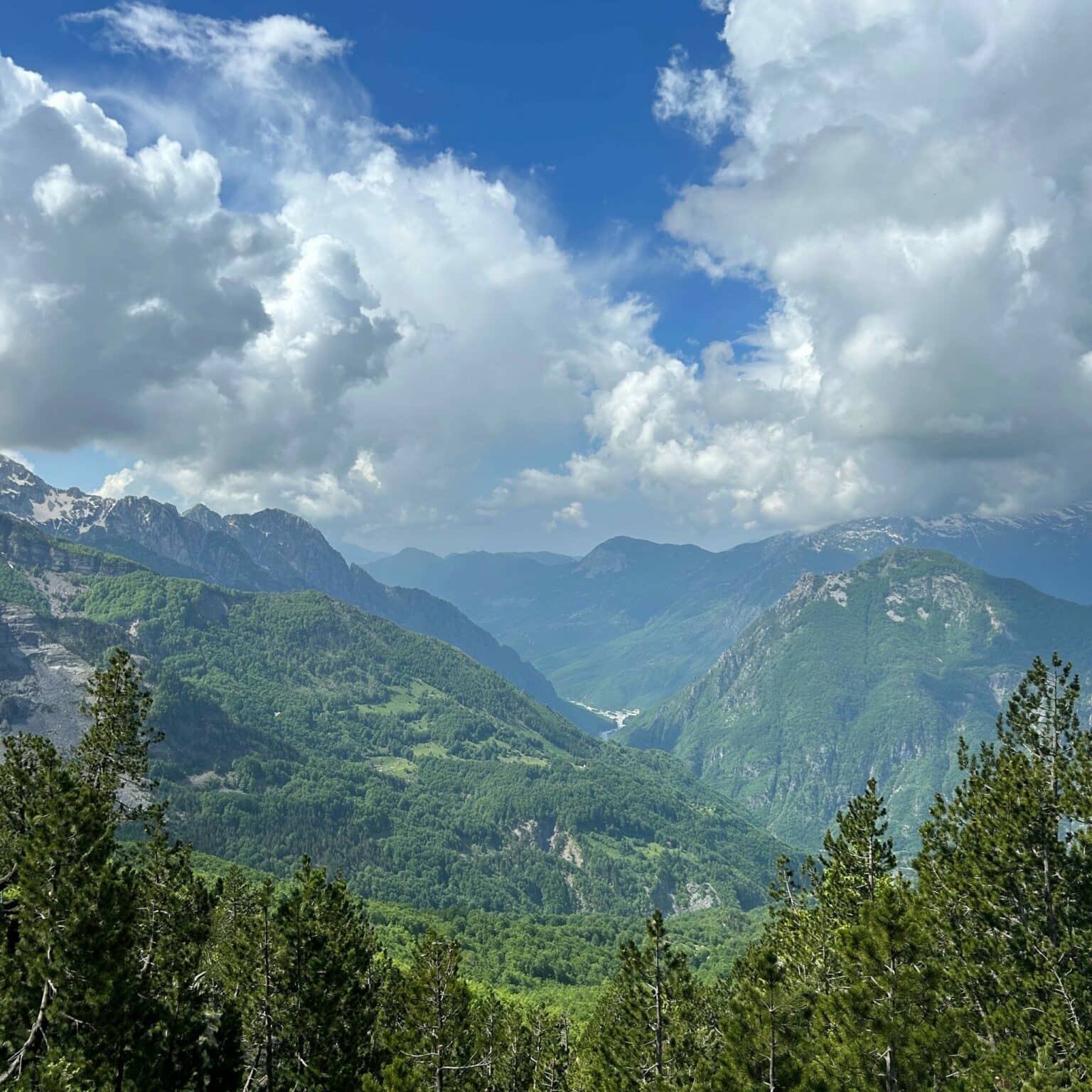 Blick ins Theth-Tal und auf die umliegenden Gebirgszüge.