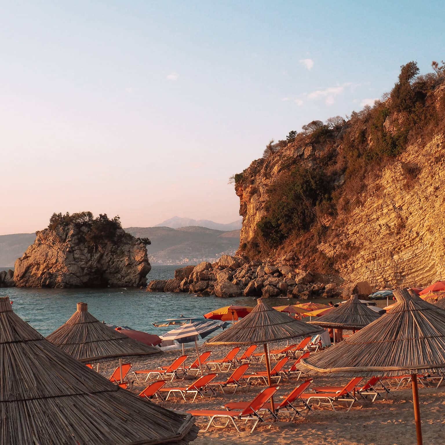 Der Strand in Saranda bei Sonnenuntergang.