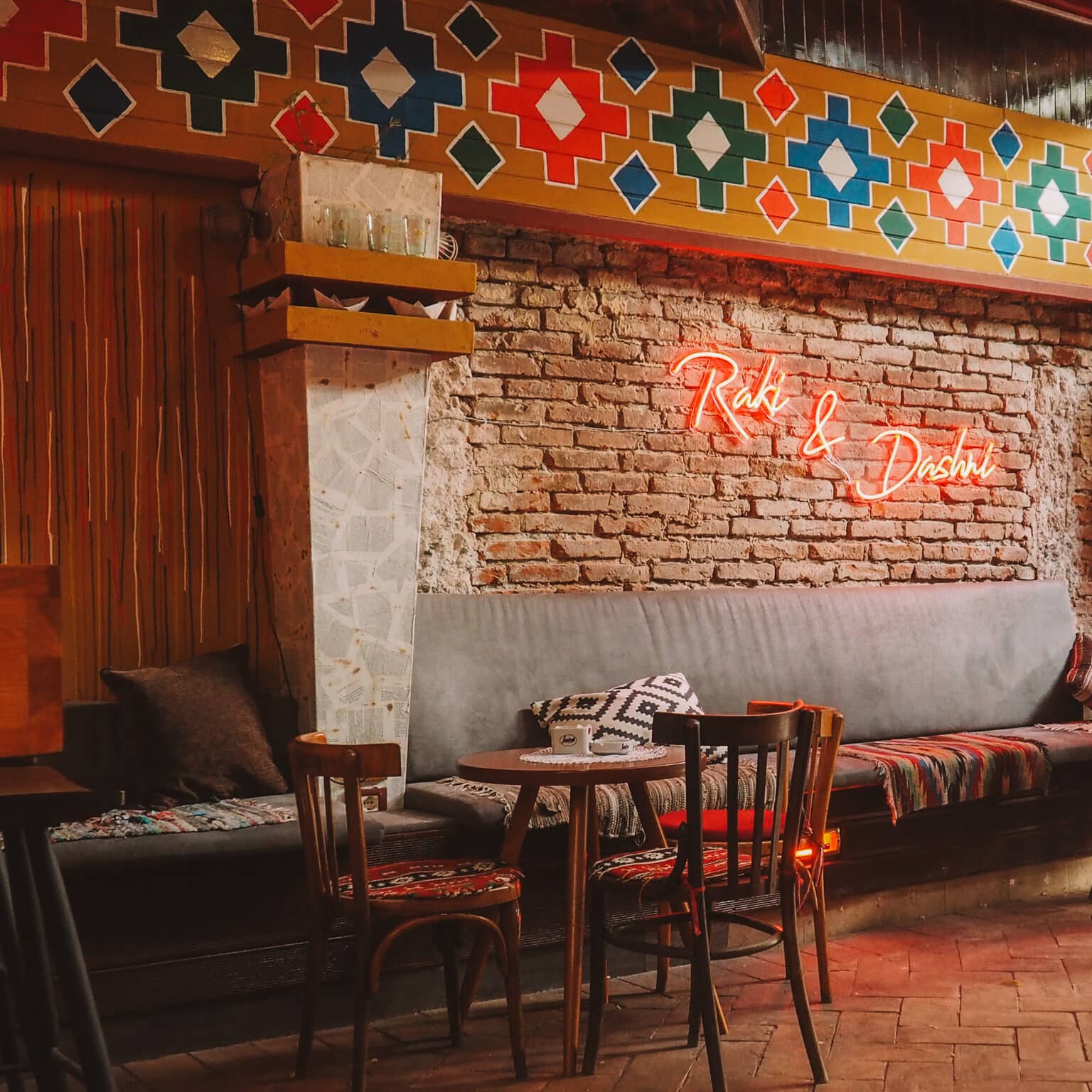 Eine der zahlreichen Bars in Tiranas Szeneviertel Blloku.