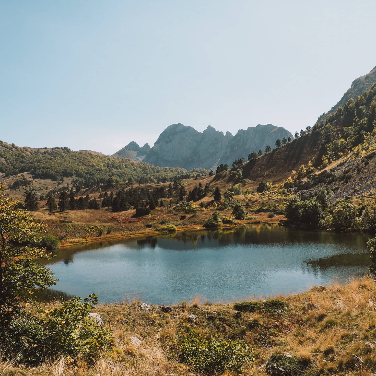 Ein kleiner See inmitten der idyllischen Natur des Sutjeska-Nationalparks.