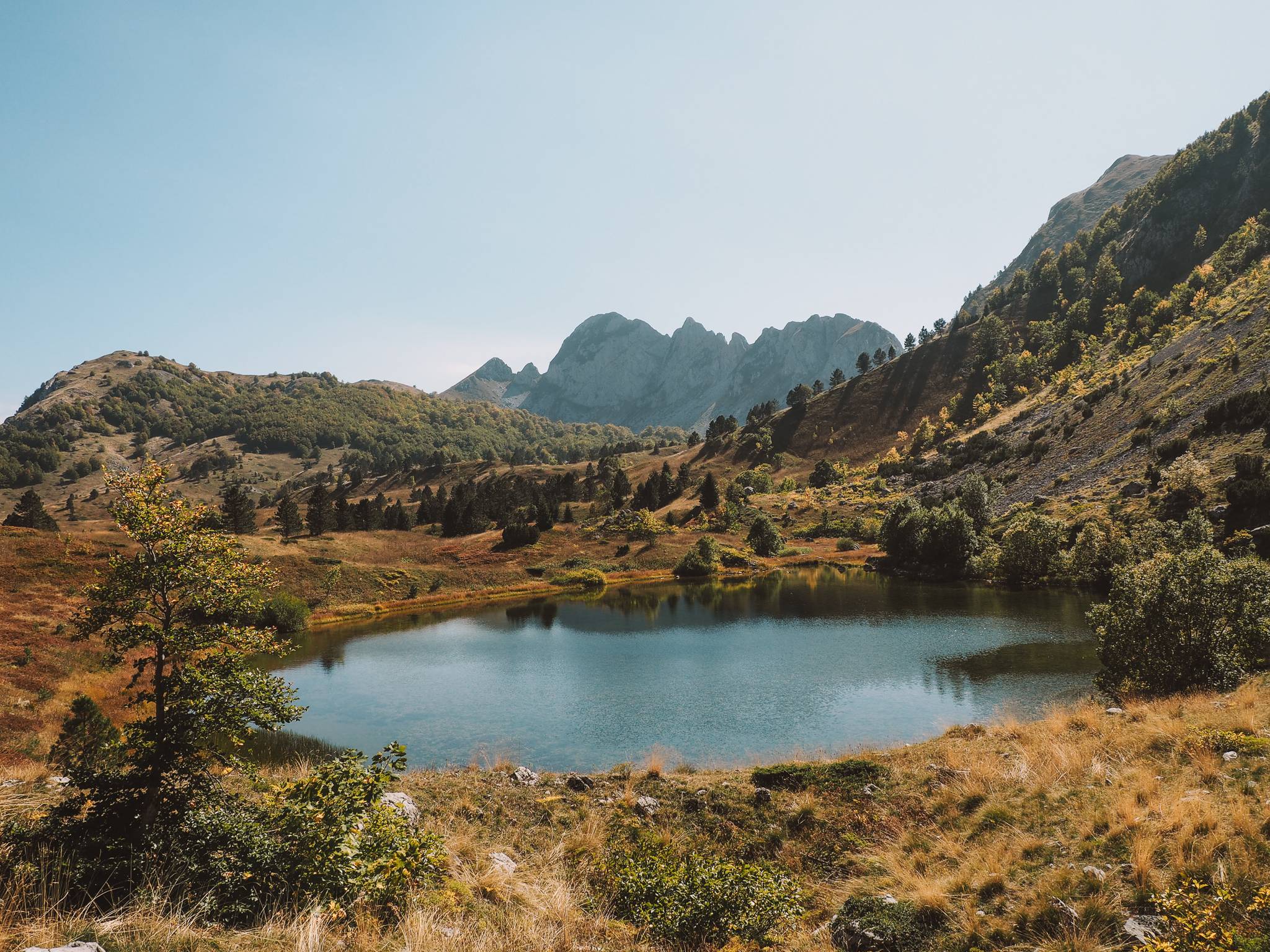 Ein kleiner See inmitten der idyllischen Natur des Sutjeska-Nationalparks.