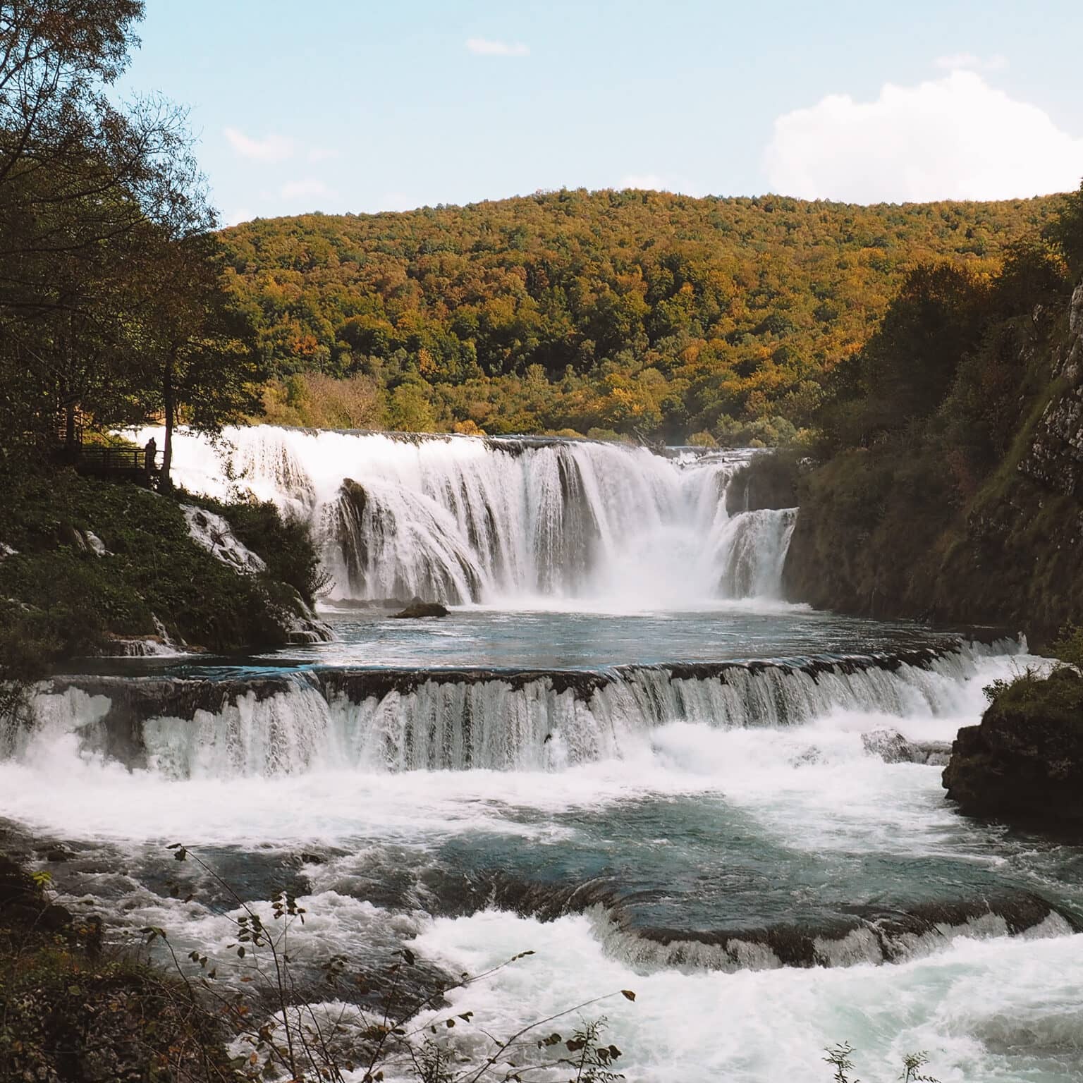 Wassermassen strömen den Strbački Buk im Una-Nationalpark herab.