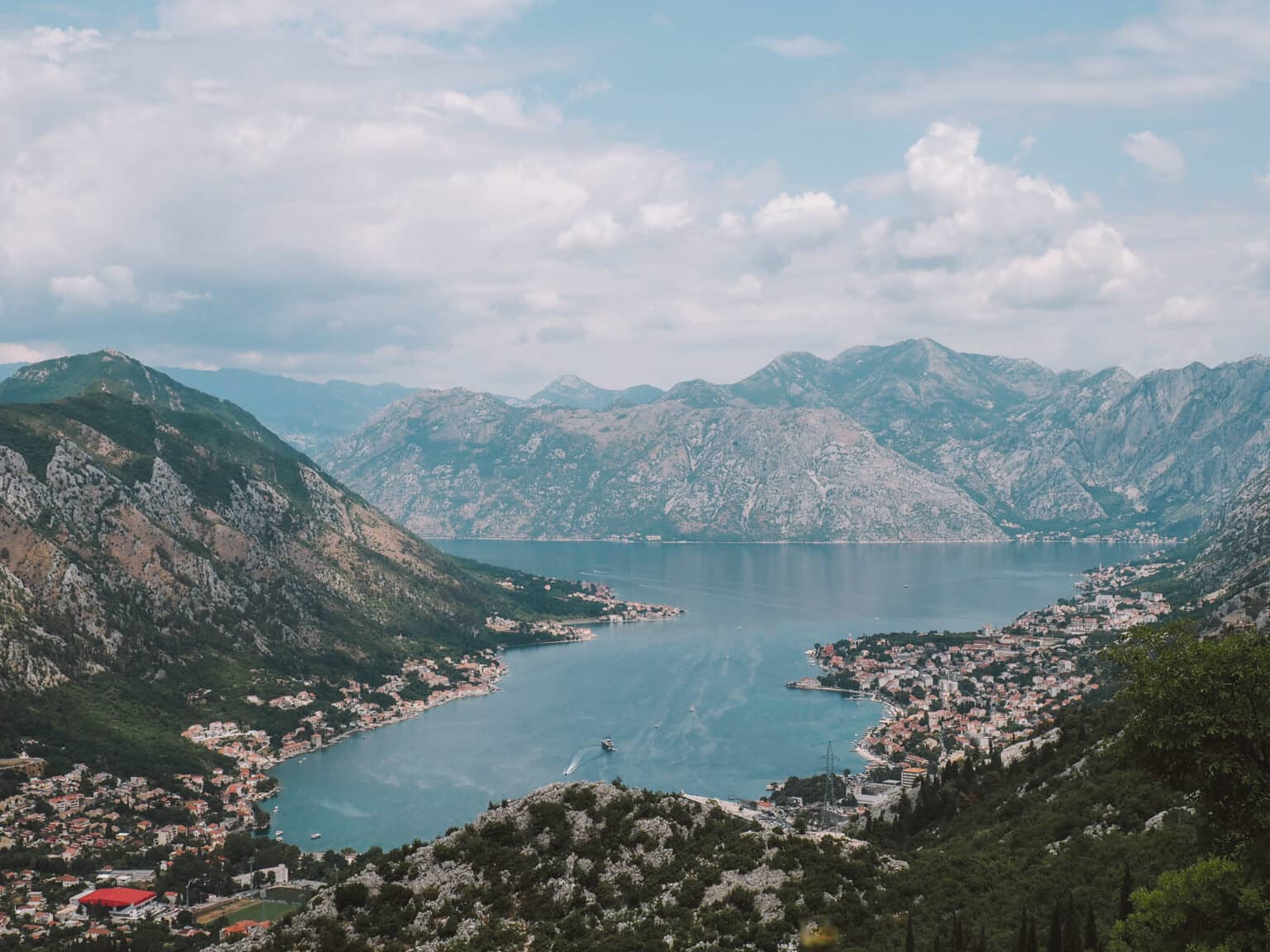 Die bergige Küste von Montenegro mit ihren süßen Städtchen.