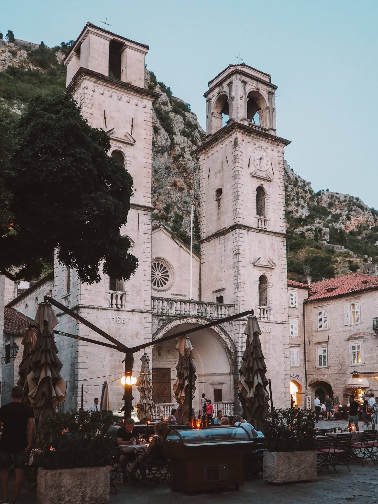 Schmucke Städtchen säumen das Ufer des Kotor-Fjords.