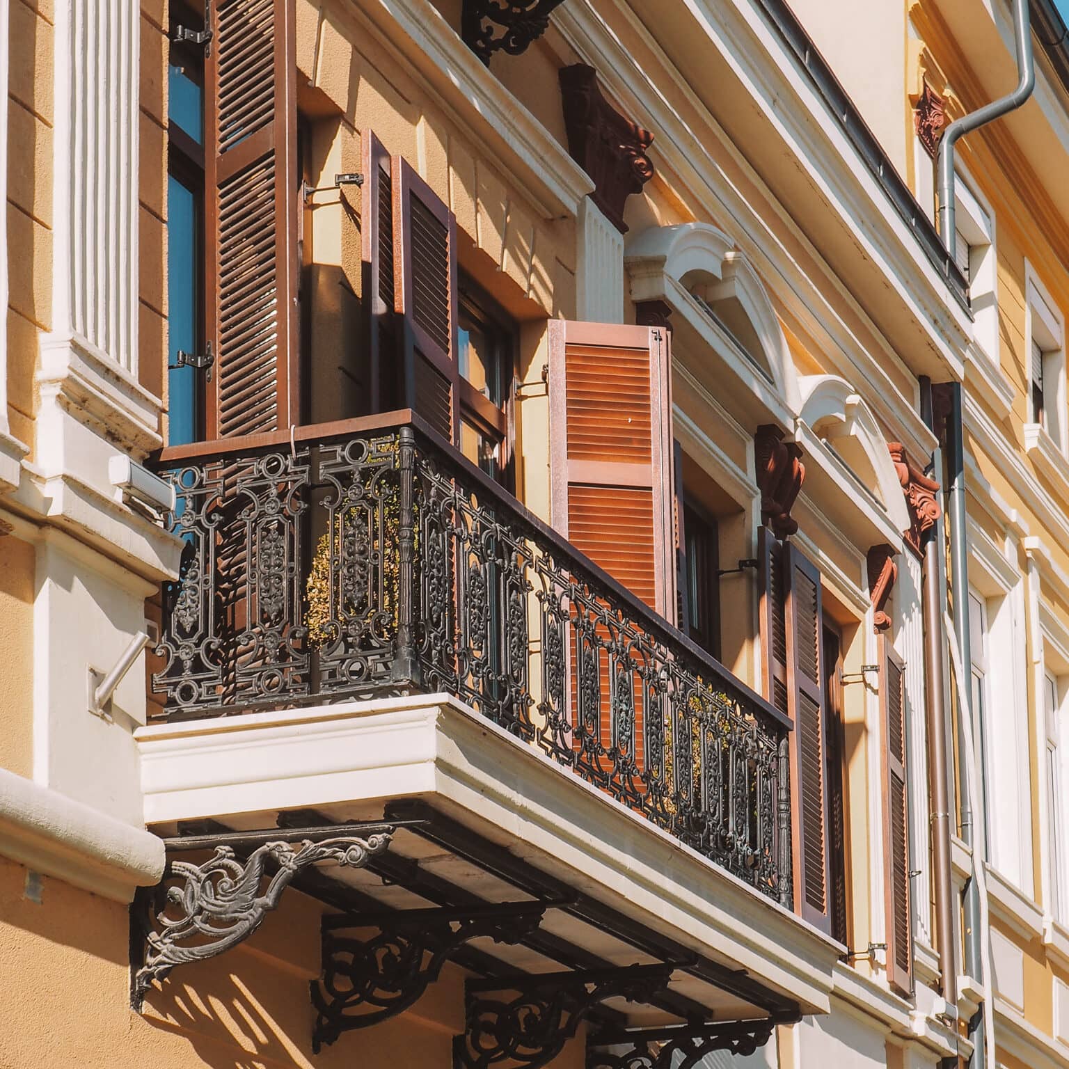 Reich verzierter Balkon an einem Haus in Bitola.
