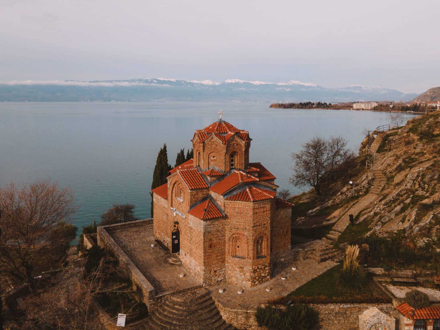 Ein kleines Kloster an der Küste des Ohrid-Sees.