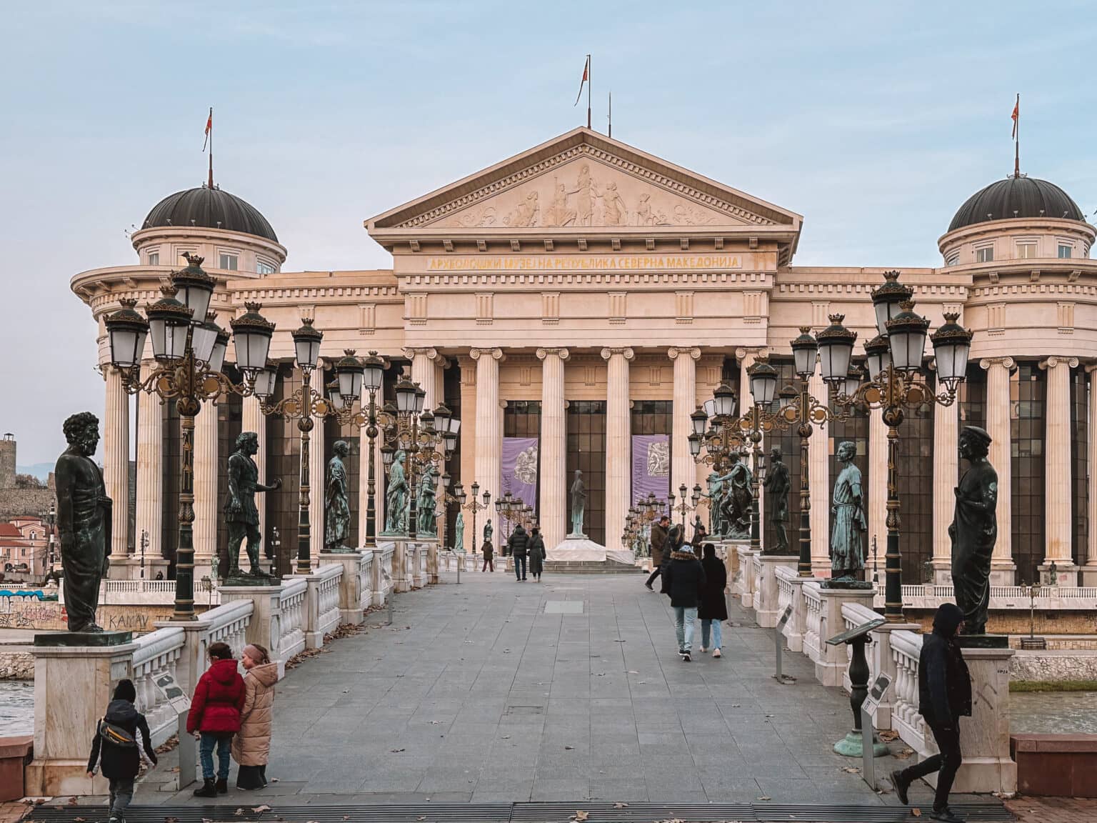 Die Prachtbauten von Skopje machen sich gut als beeindruckendes Fotomotiv  . 