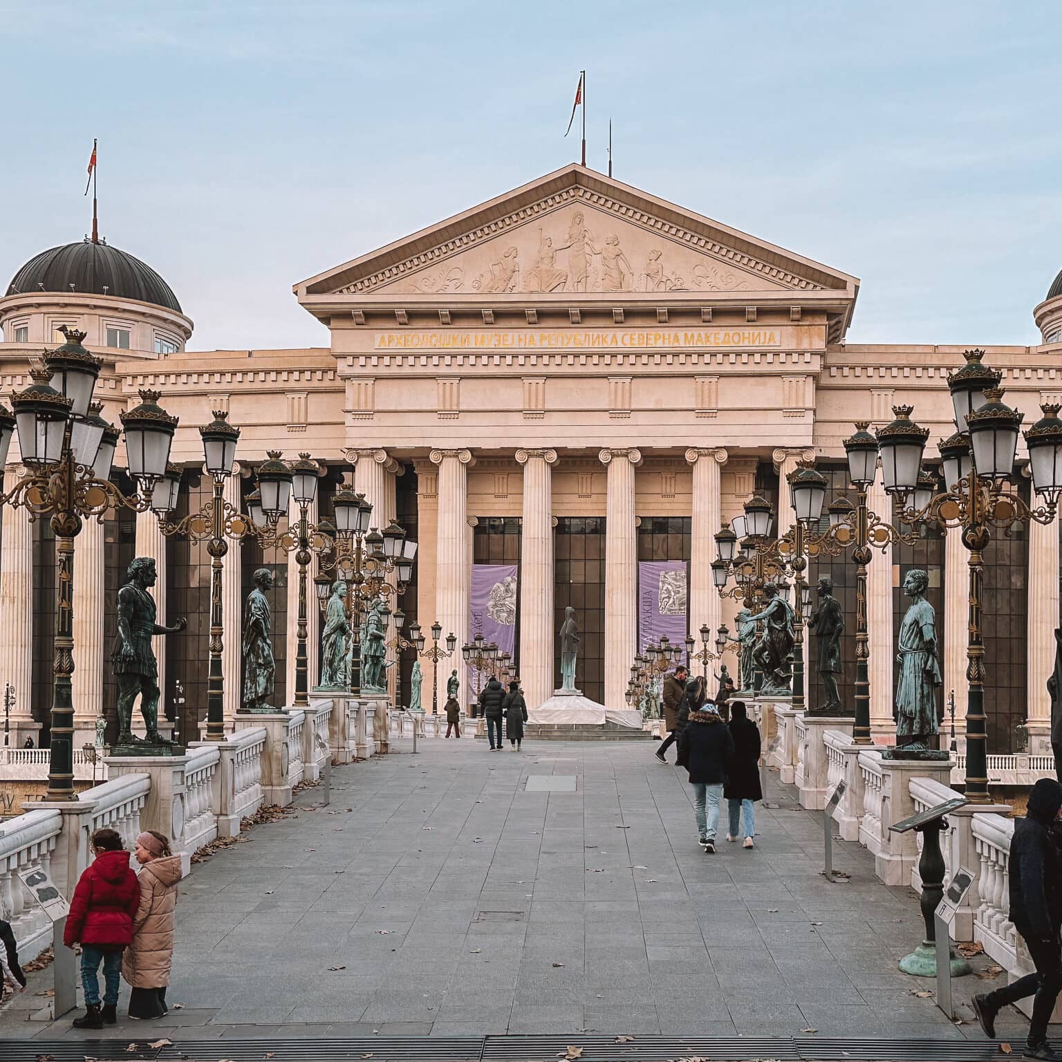 Eines der zahlreichen Prachtbauten in Skopje.