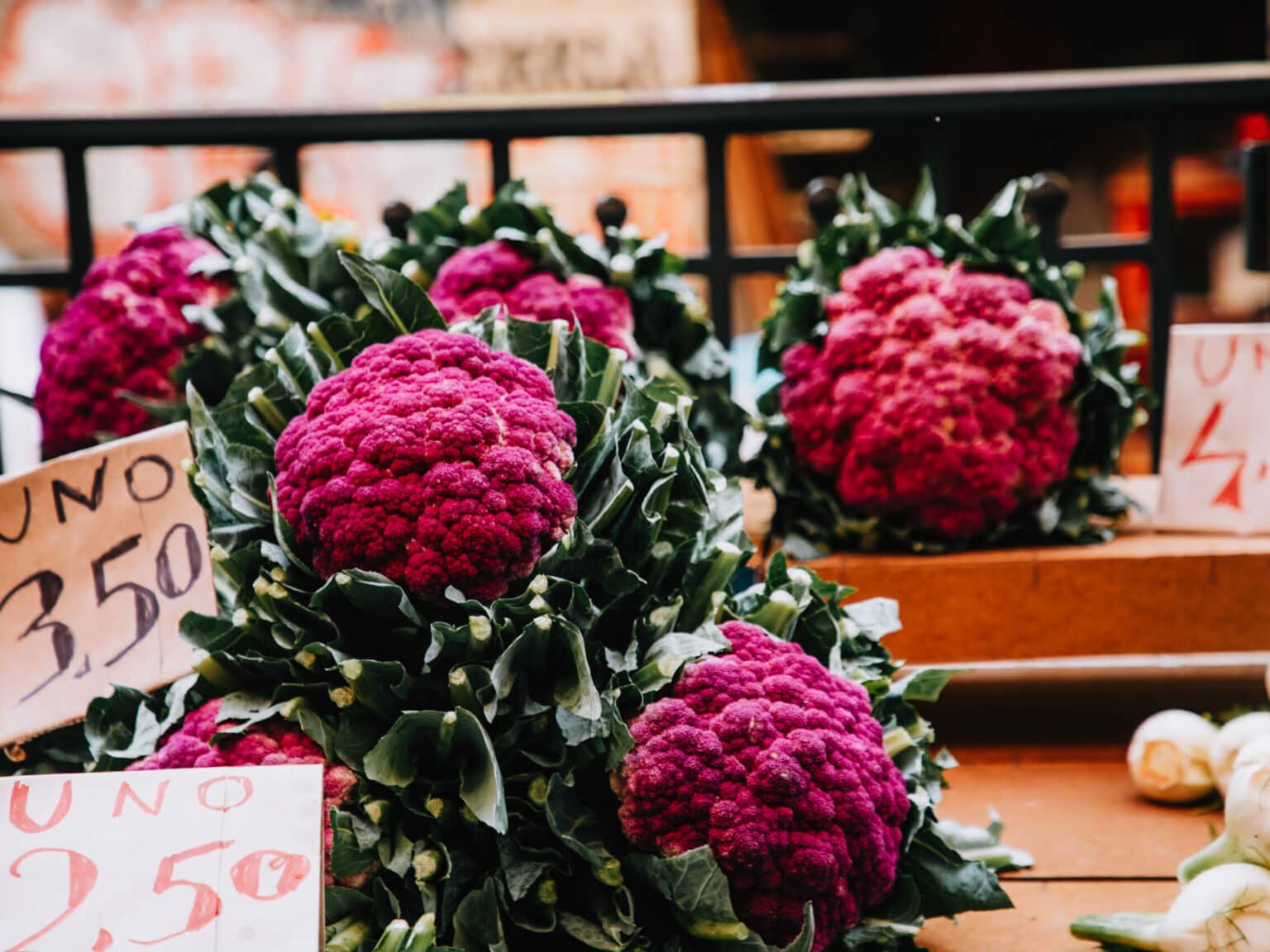 Rosa Blumenkohl auf einem Gemüsemarkt in der Stadt Catania auf Sizilien.