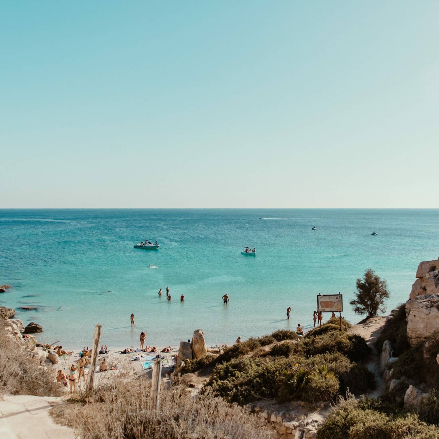 Türkisblaues Meer am traumhaften Strand von Favignana.