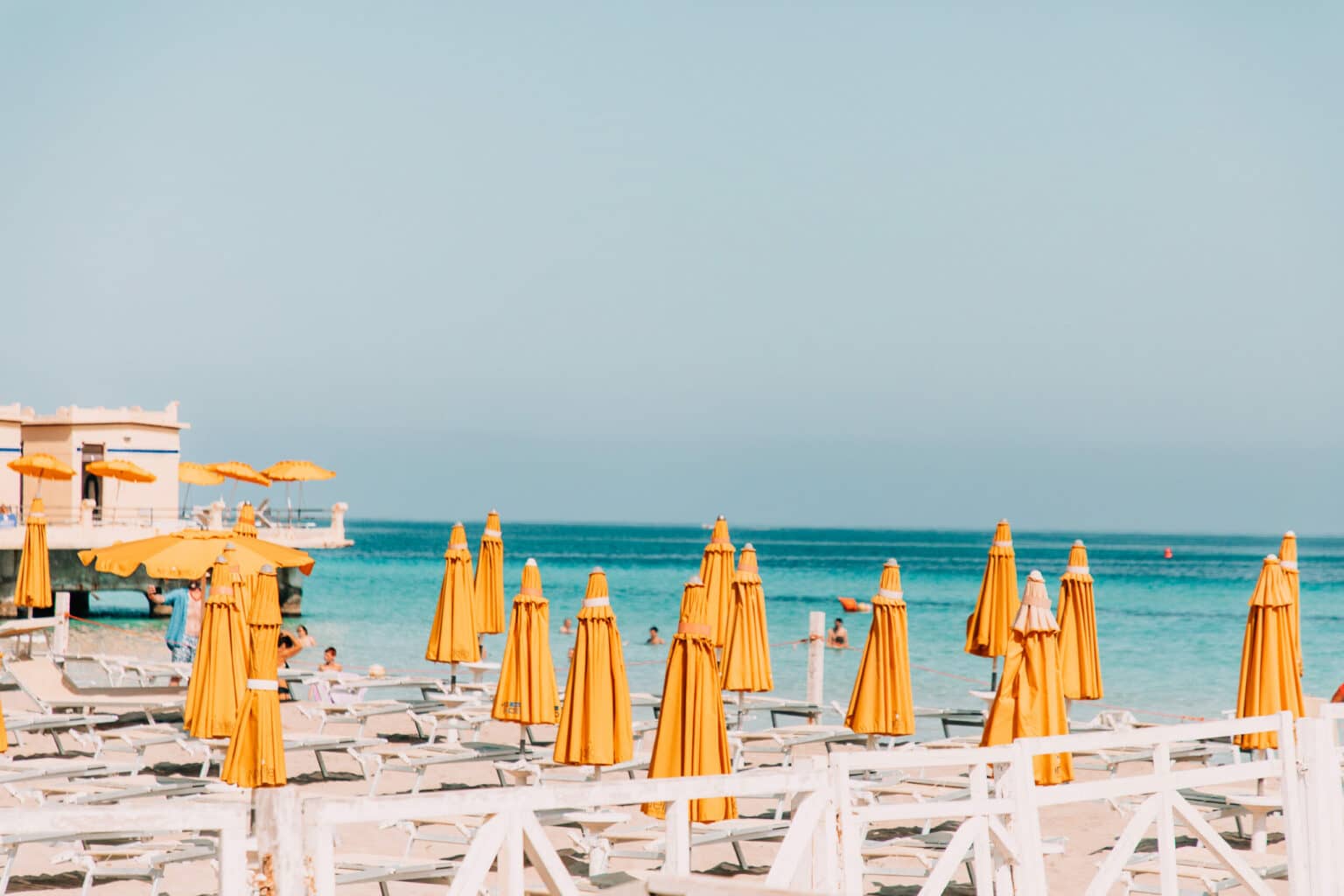 Wie in der Karibik: Das türkisblaue Wasser am Strand von Mondello. 