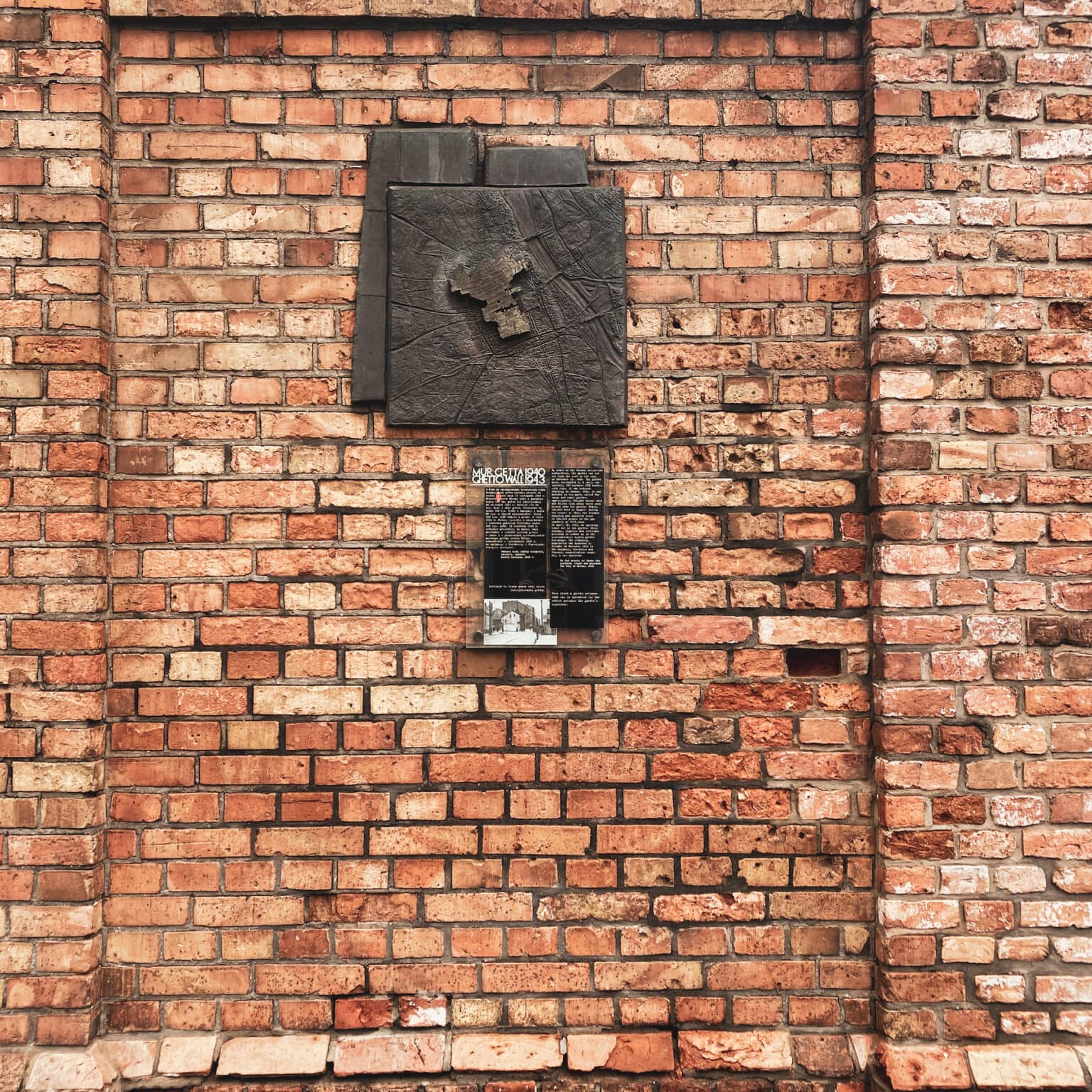 Gedenktafel an das Warschauer Ghetto.