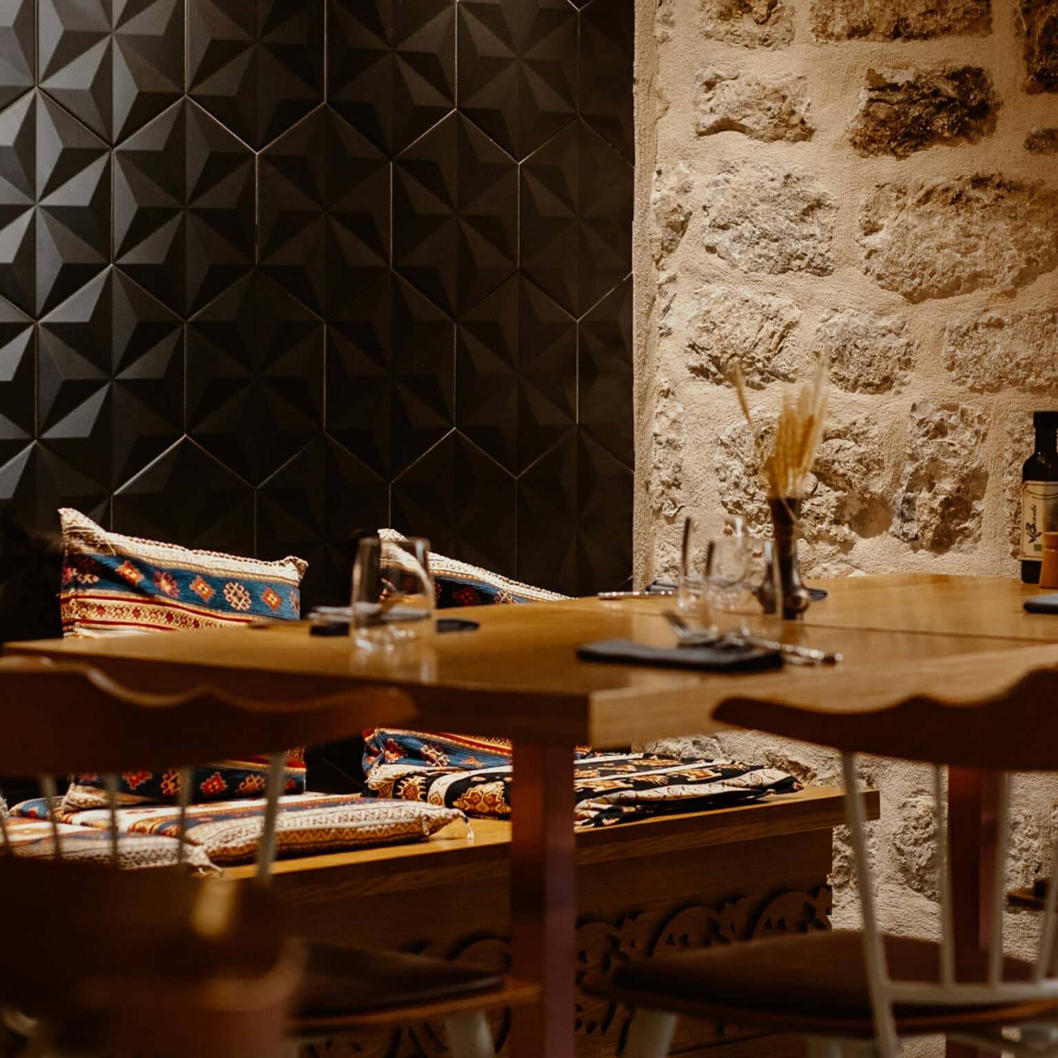 Ein orientalisch eingerichtetes Restaurant mit bunten Kissen,
