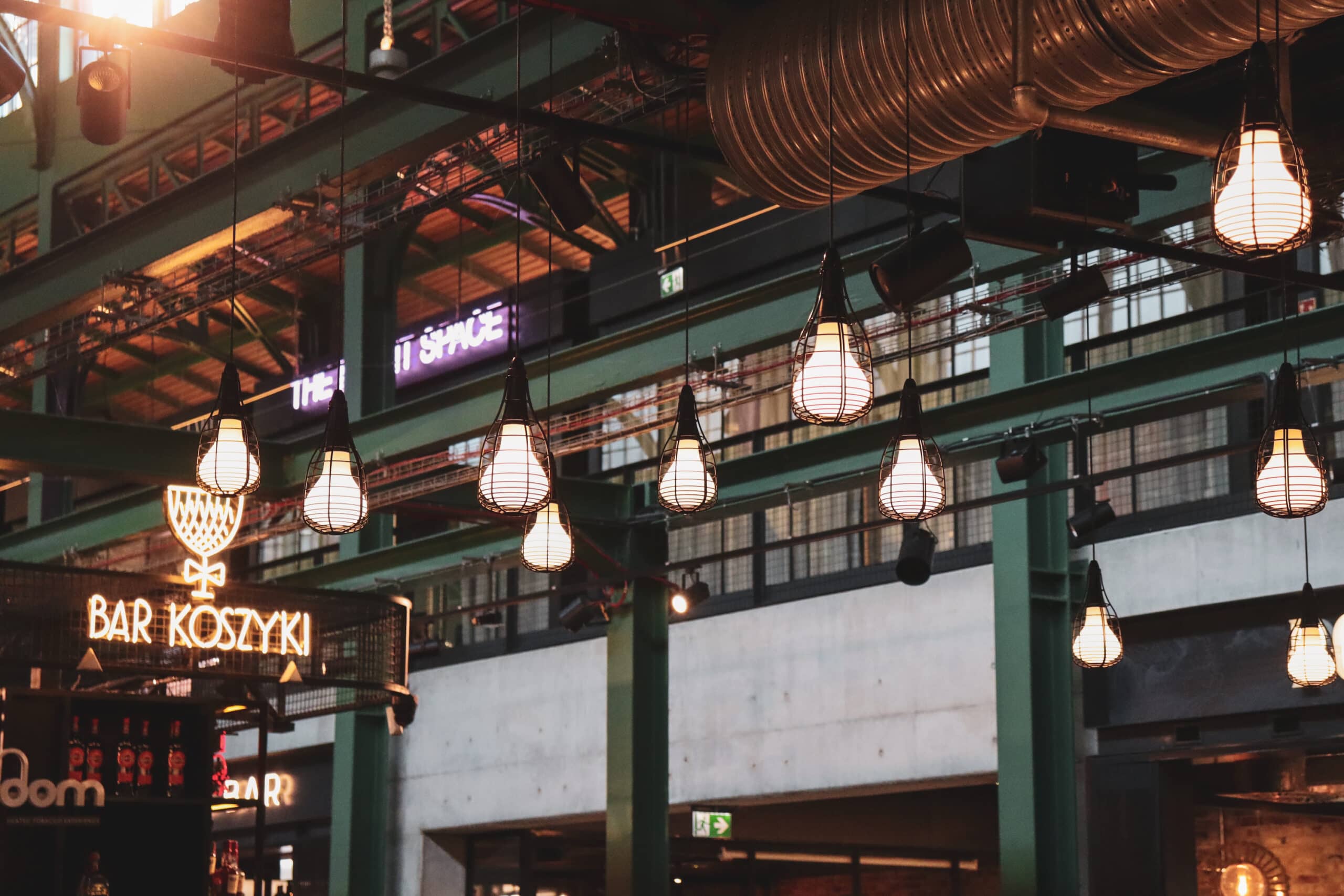 Lampen im Industrial style hängen in der Bar Koszyki von der Decke.