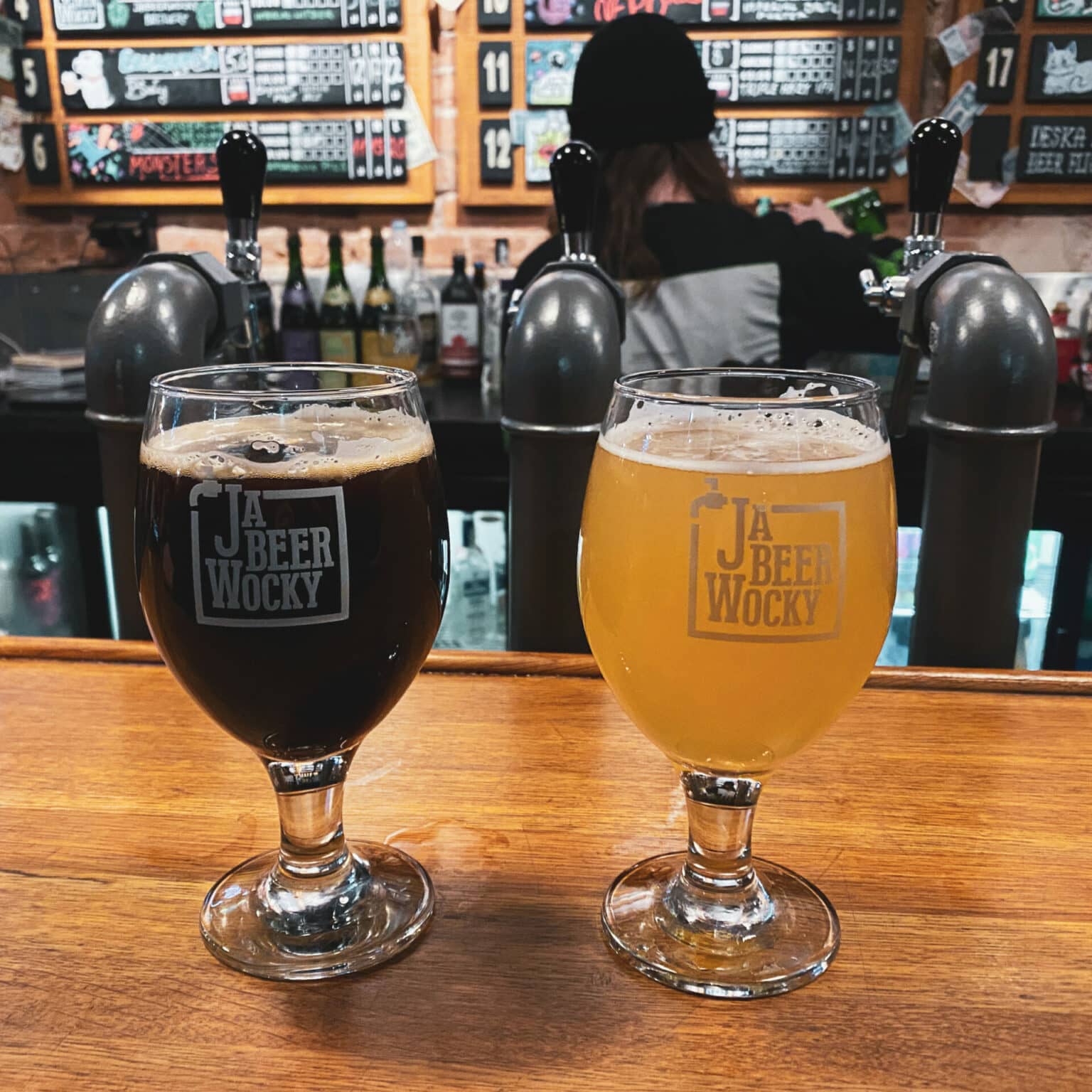 Zwei Gläser Craft-Beer stehen auf dem Tresen in der Bar Jabeerwocky.