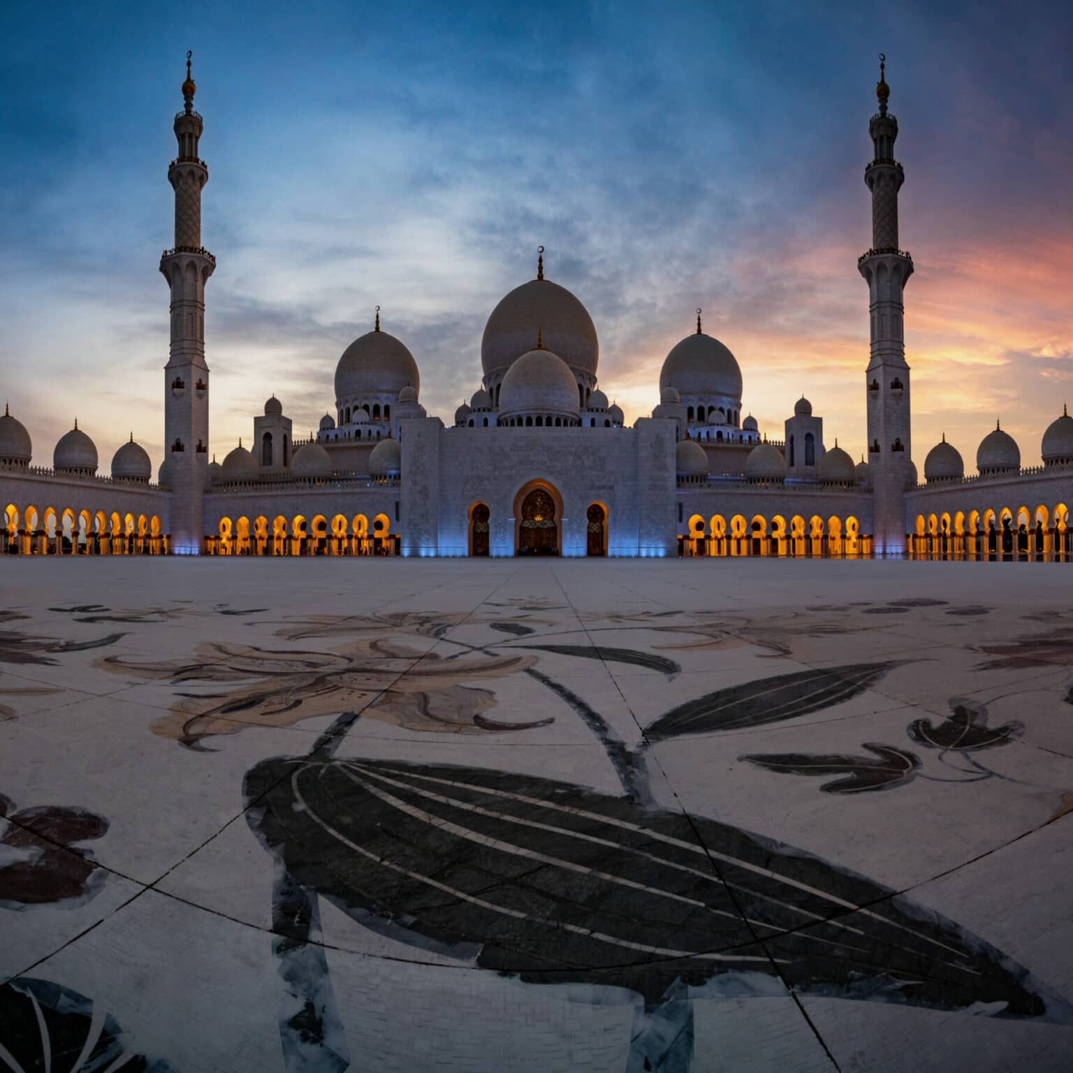 Blick auf die Scheich Zayid Moschee in Abu Dhabi, dem größten Gotteshaus in den Vereinigten Arabischen Emiraten.