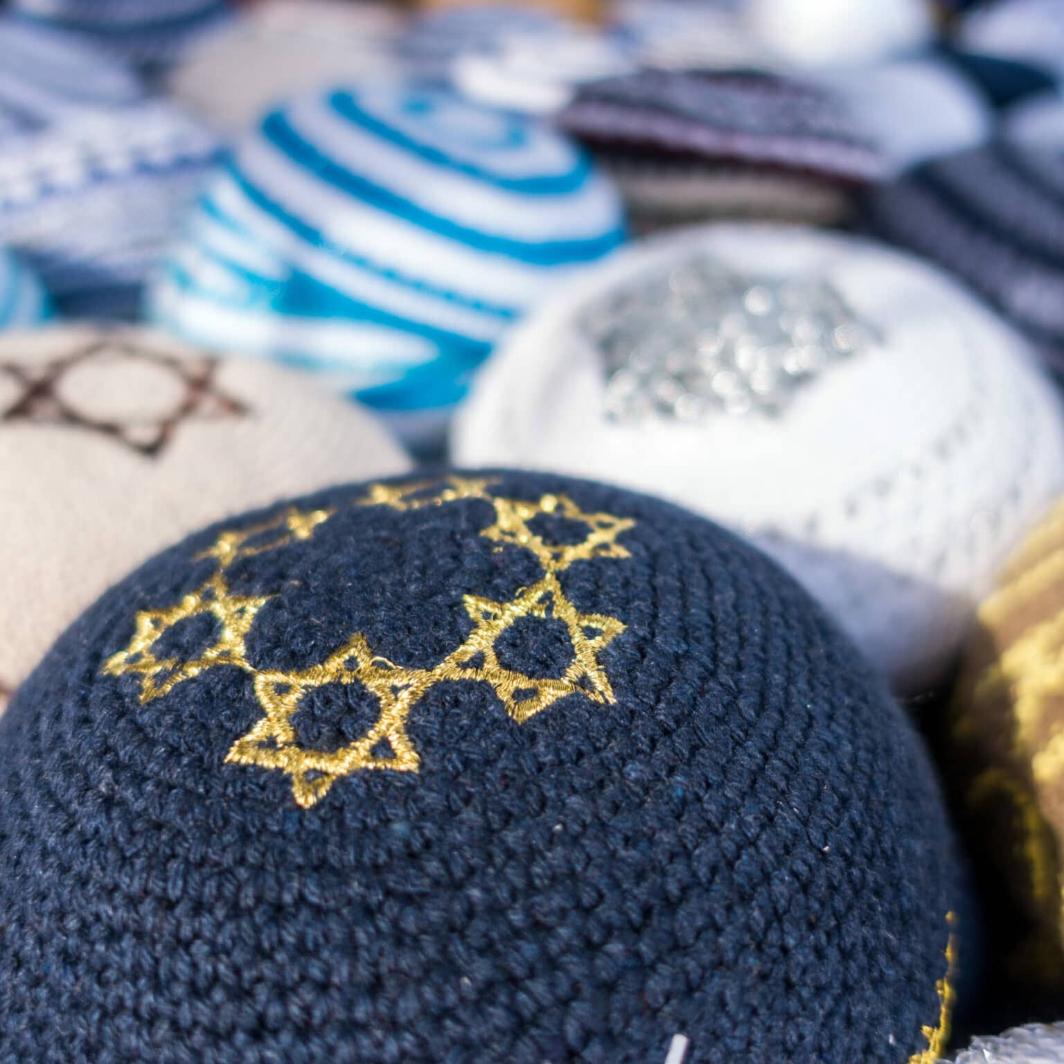 Kippahs werden auf einem israelischen Markt zum Verkauf angeboten.