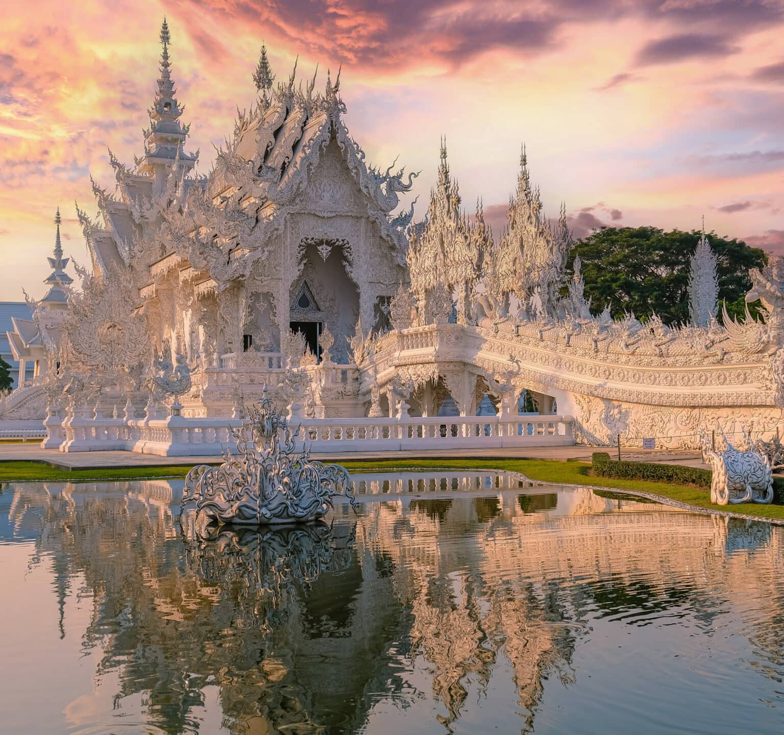 Der schneeweiße Wat Ron Kun Tempel in Thailand bei Sonnenuntergang.