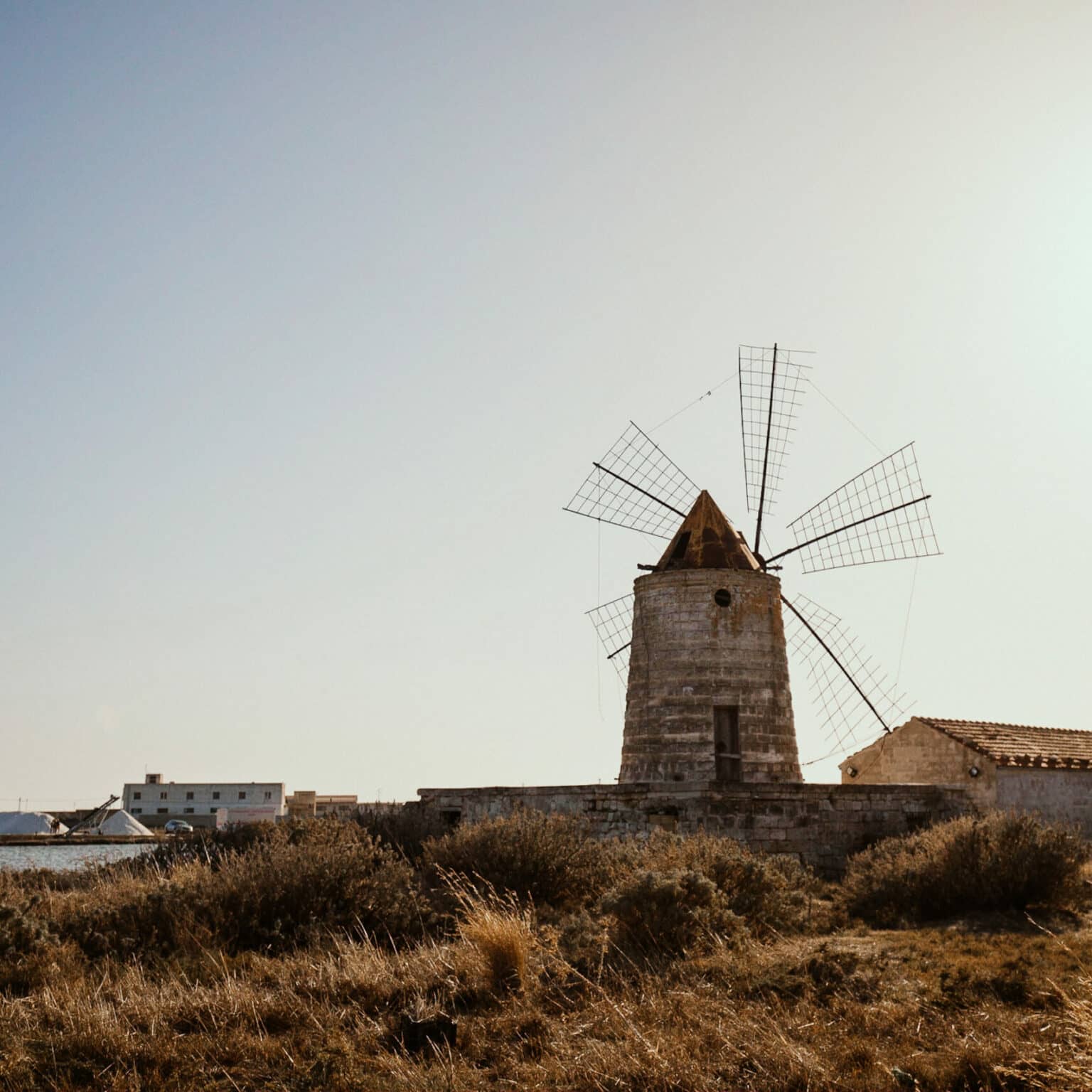 Die Salzmühle von Trapani auf einem alten Gelände, im Hintergrund das Meer.
