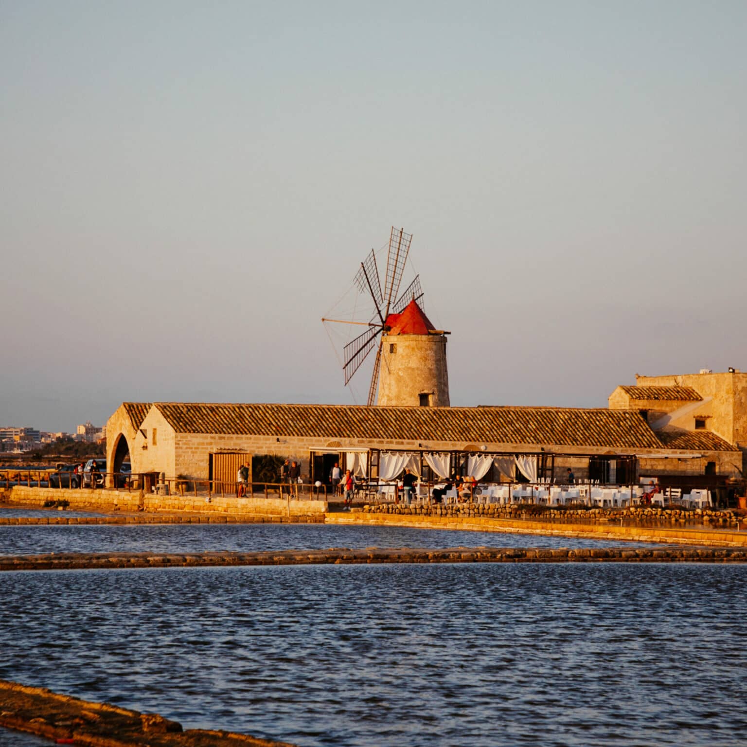 Die Salzmühle von Trapani bei Sonnenuntergang.
