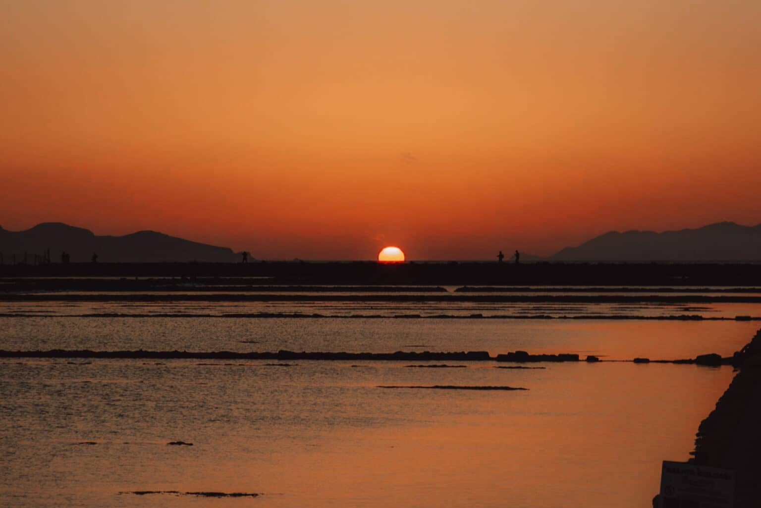 Ein einmaliges Erlebnis: Der Sonnenuntergang in den Salzgärten von Trapani. 