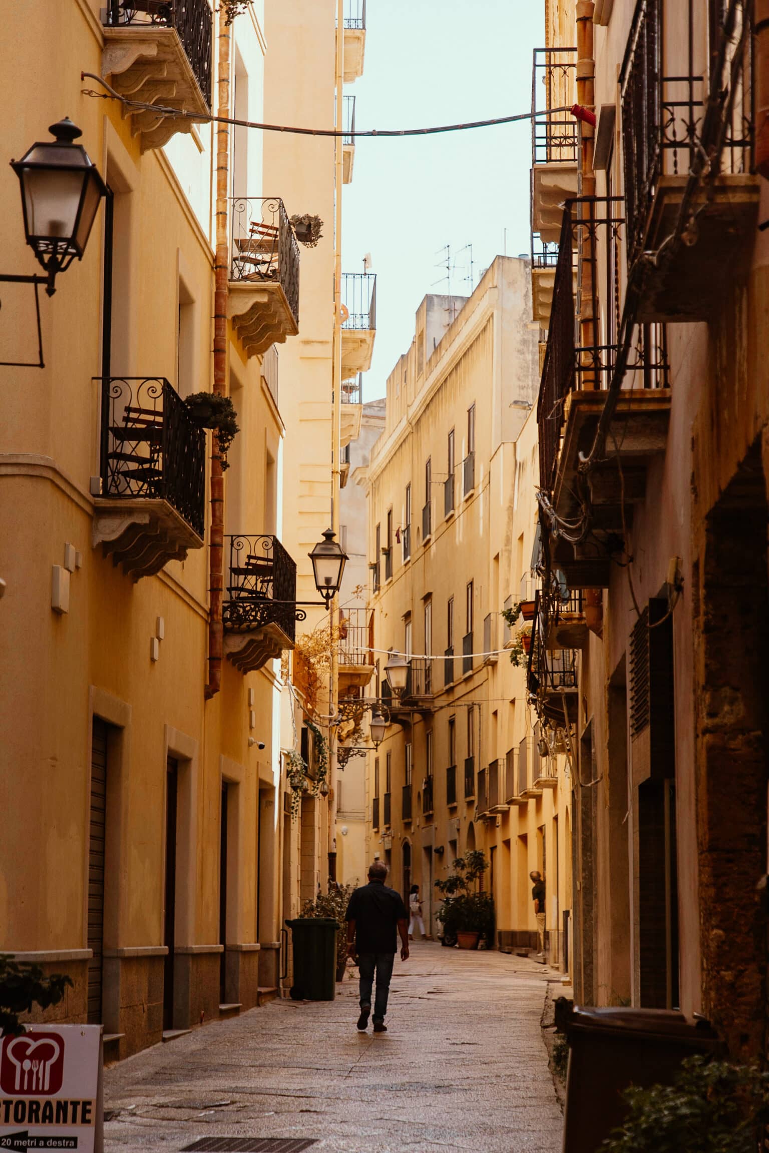 In der Altstadt von Trapani kann es schon einmal eng werden.  